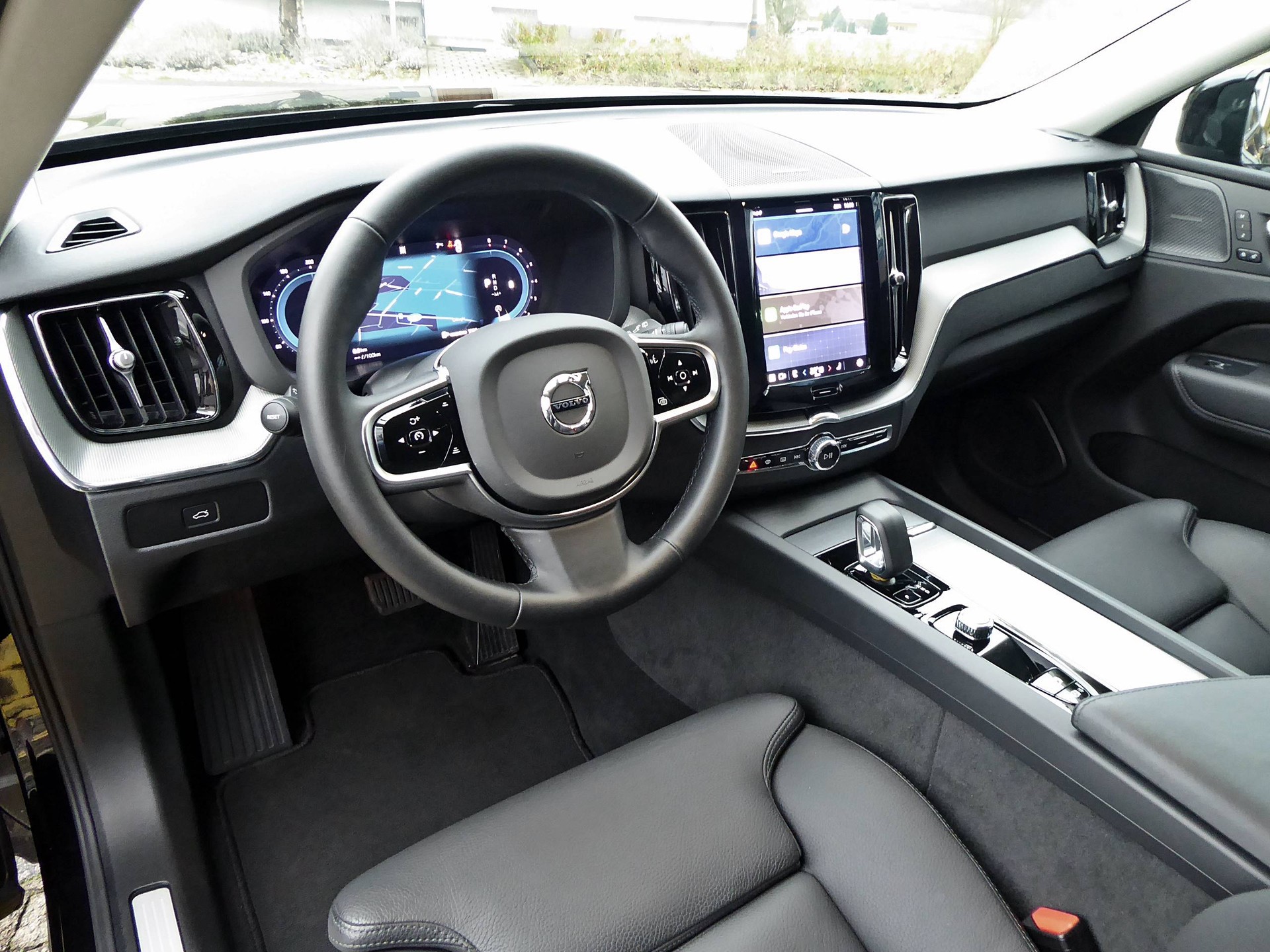 VOLVO XC60 B5 B AWD Plus Dark-image-8