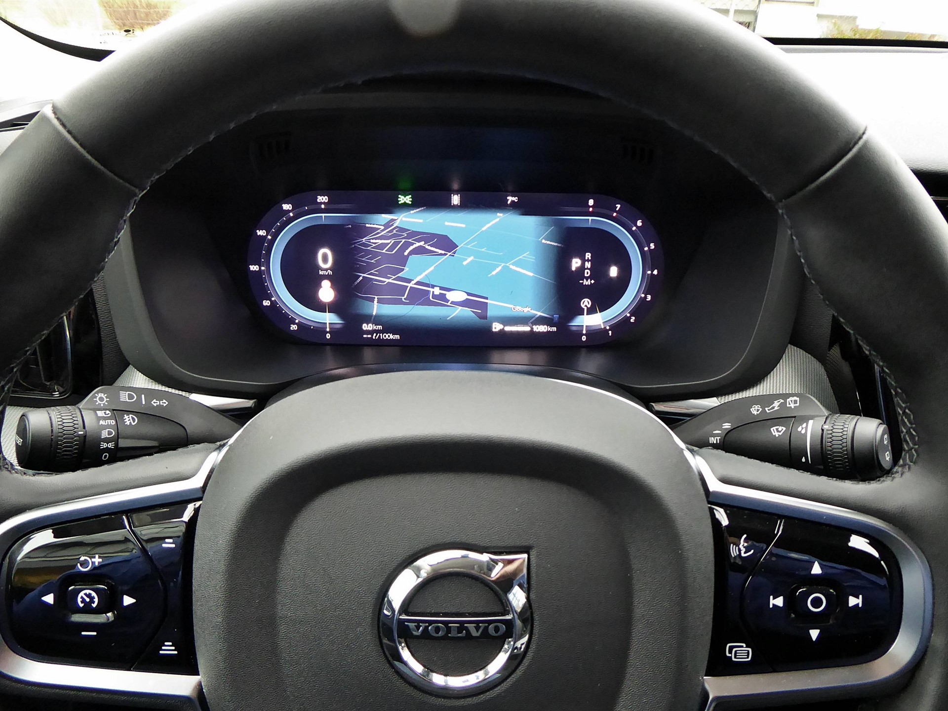 VOLVO XC60 B5 B AWD Plus Dark-image-9