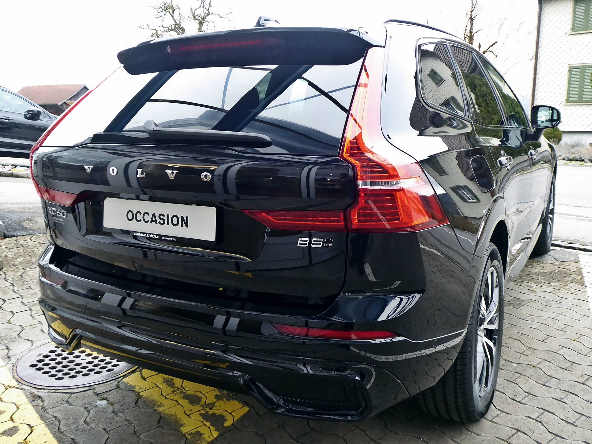 VOLVO XC60 B5 B AWD Plus Dark-image-3