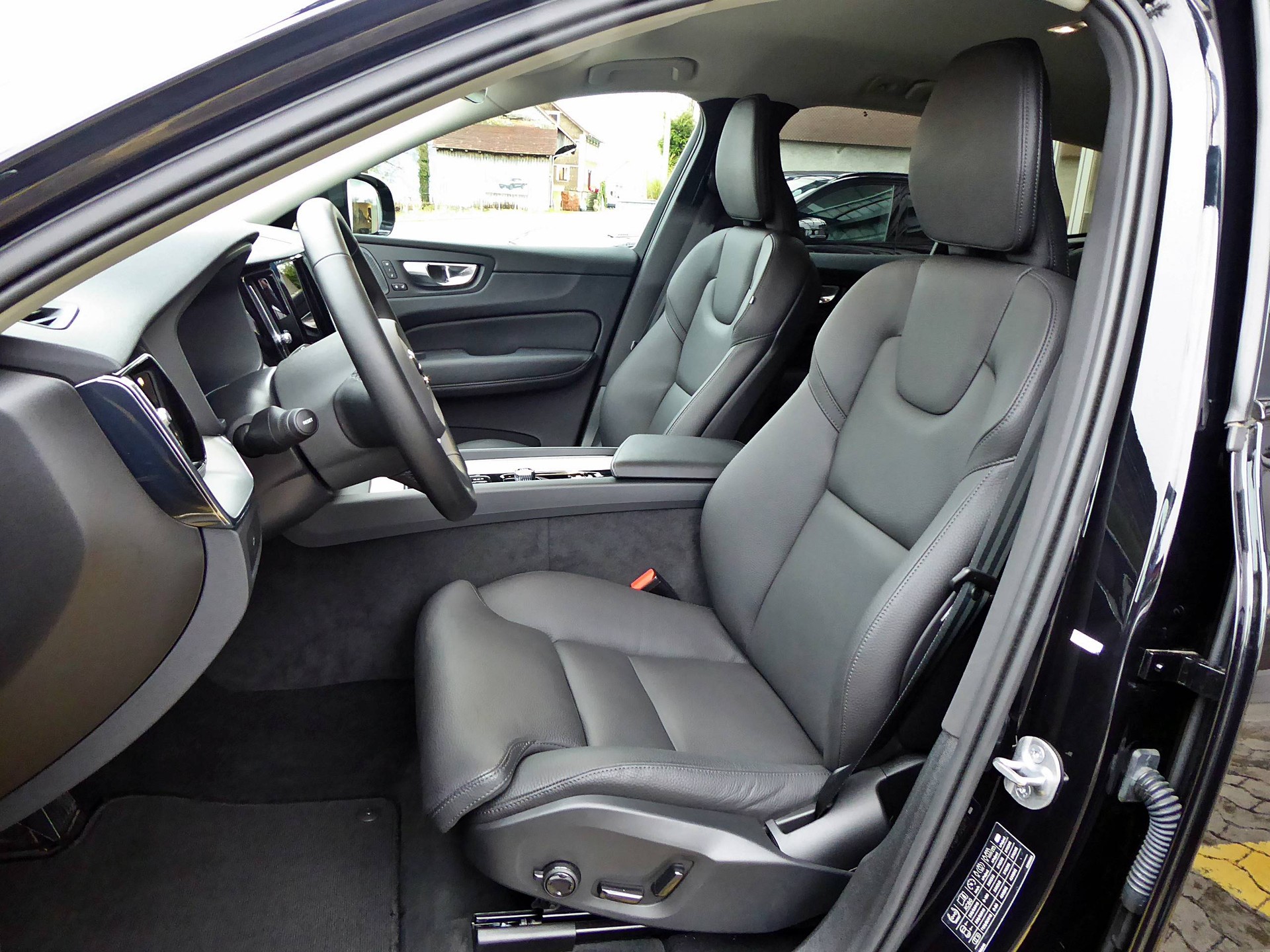 VOLVO XC60 B5 B AWD Plus Dark-image-7