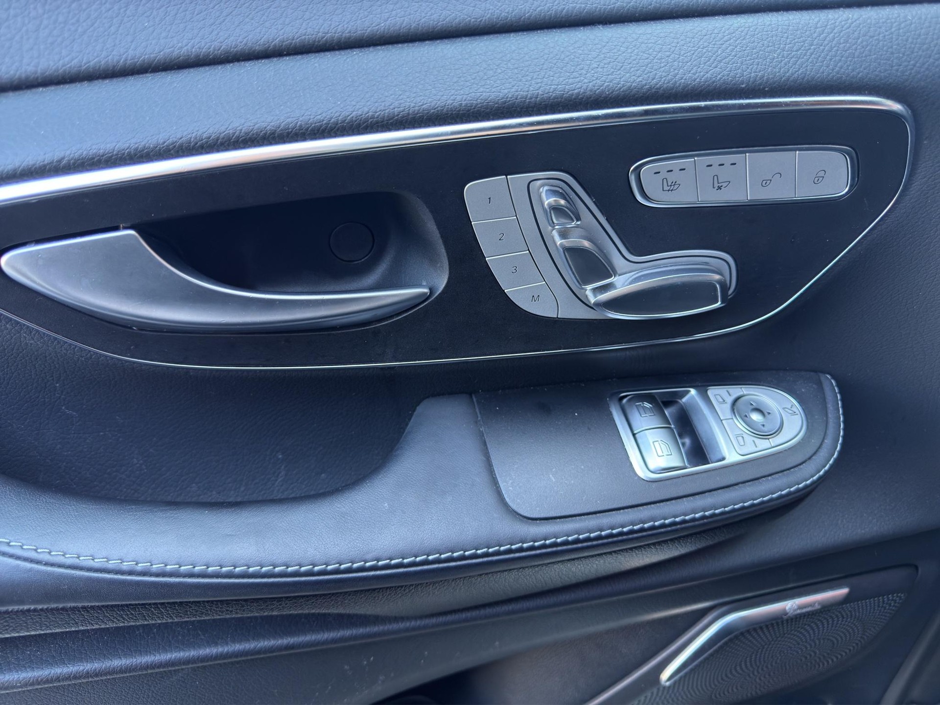 MERCEDES-BENZ V 300 d Swiss Ed. lang Van-image-10