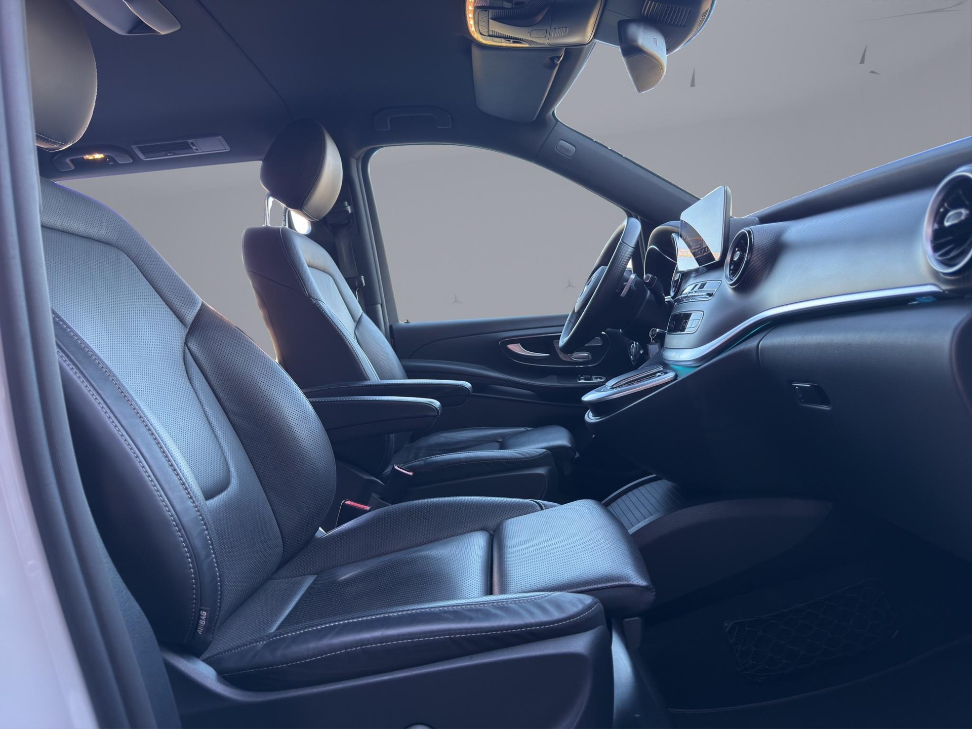 MERCEDES-BENZ V 300 d Swiss Ed. lang Van-image-16