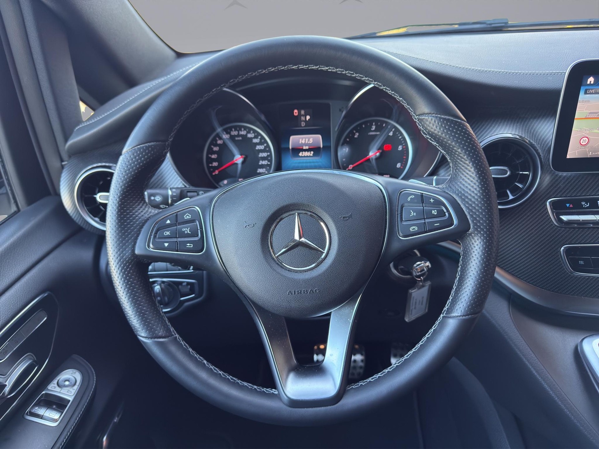 MERCEDES-BENZ V 300 d Swiss Ed. lang Van-image-11