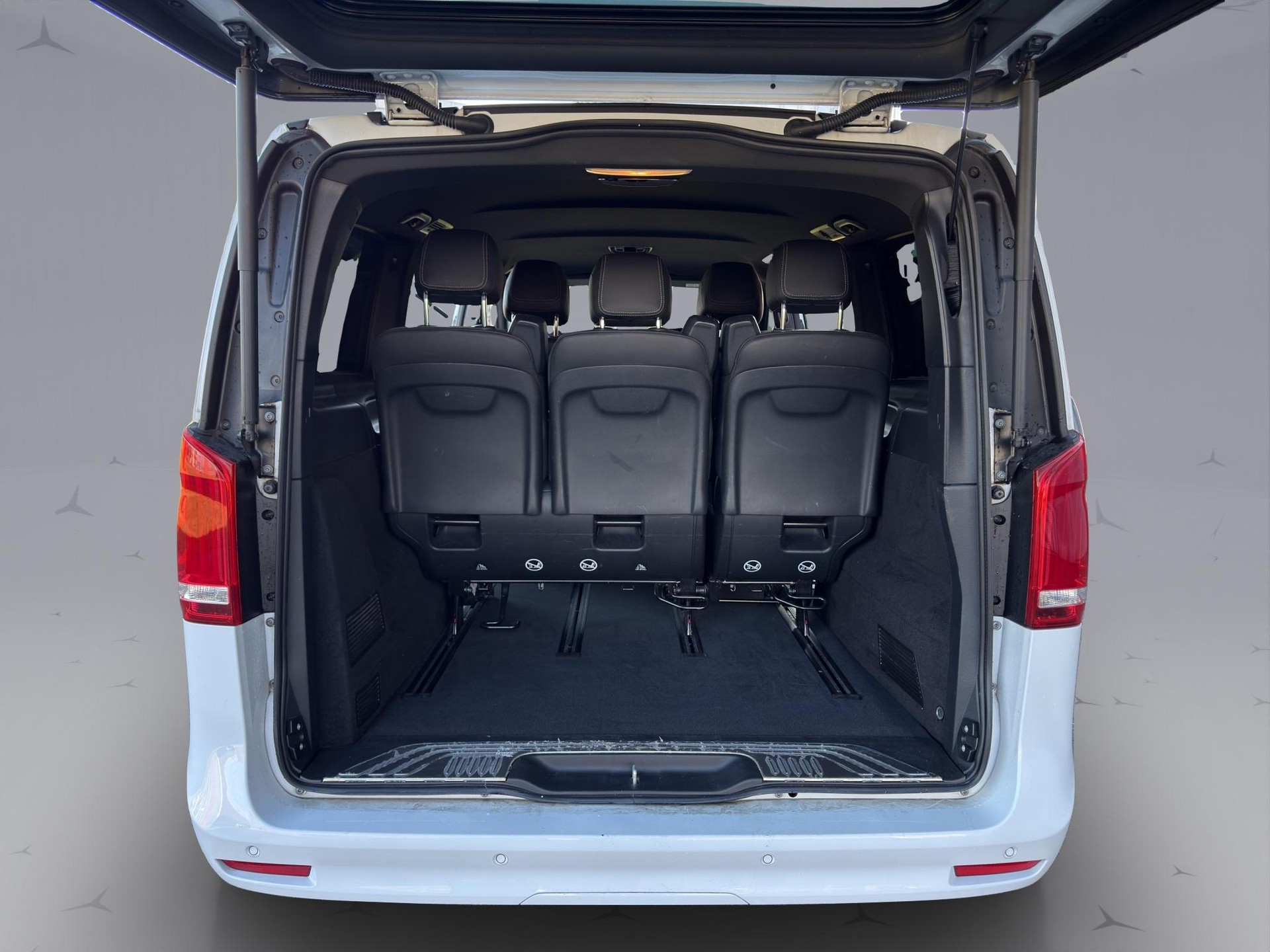 MERCEDES-BENZ V 300 d Swiss Ed. lang Van-image-18