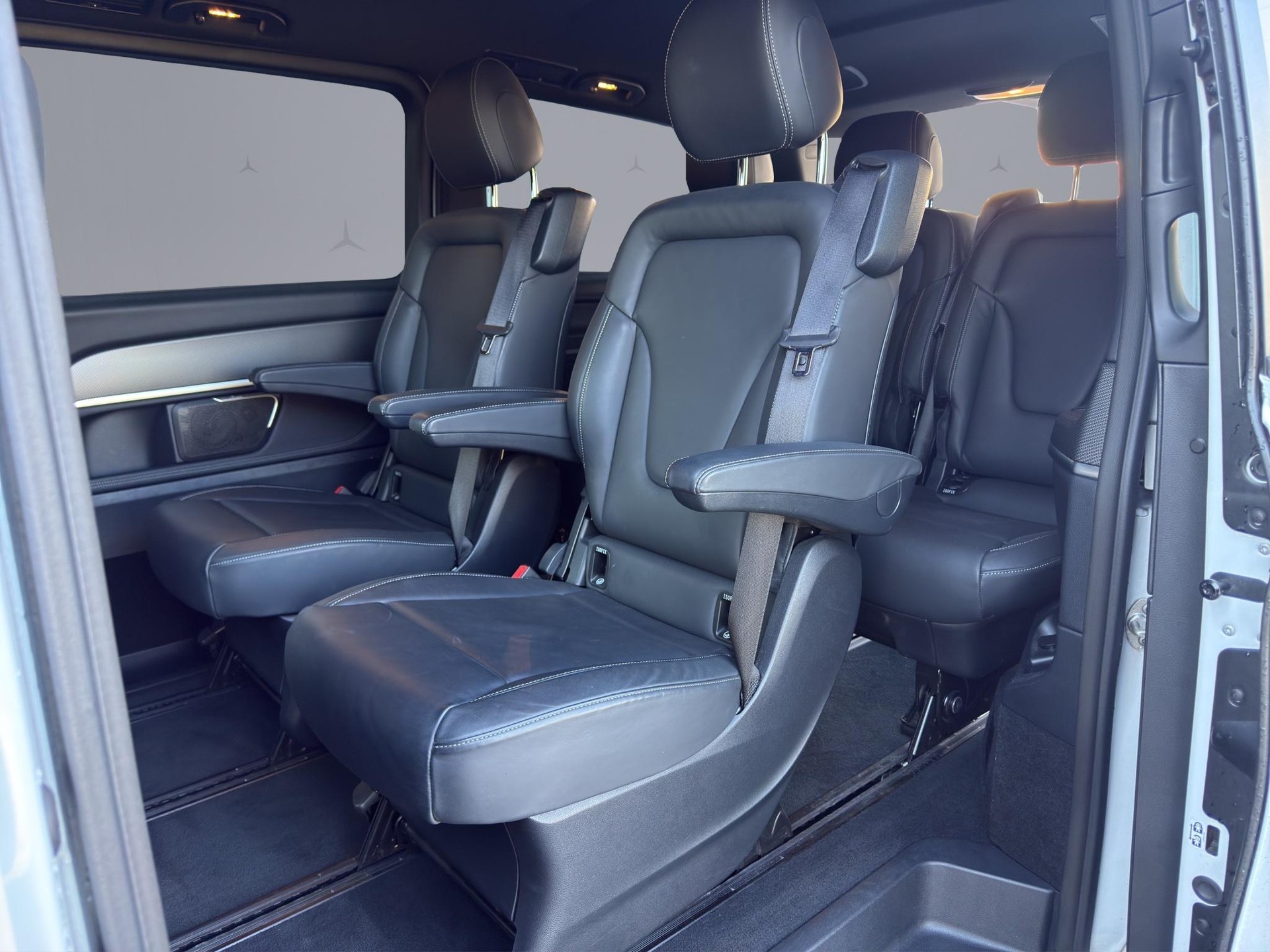MERCEDES-BENZ V 300 d Swiss Ed. lang Van-image-12