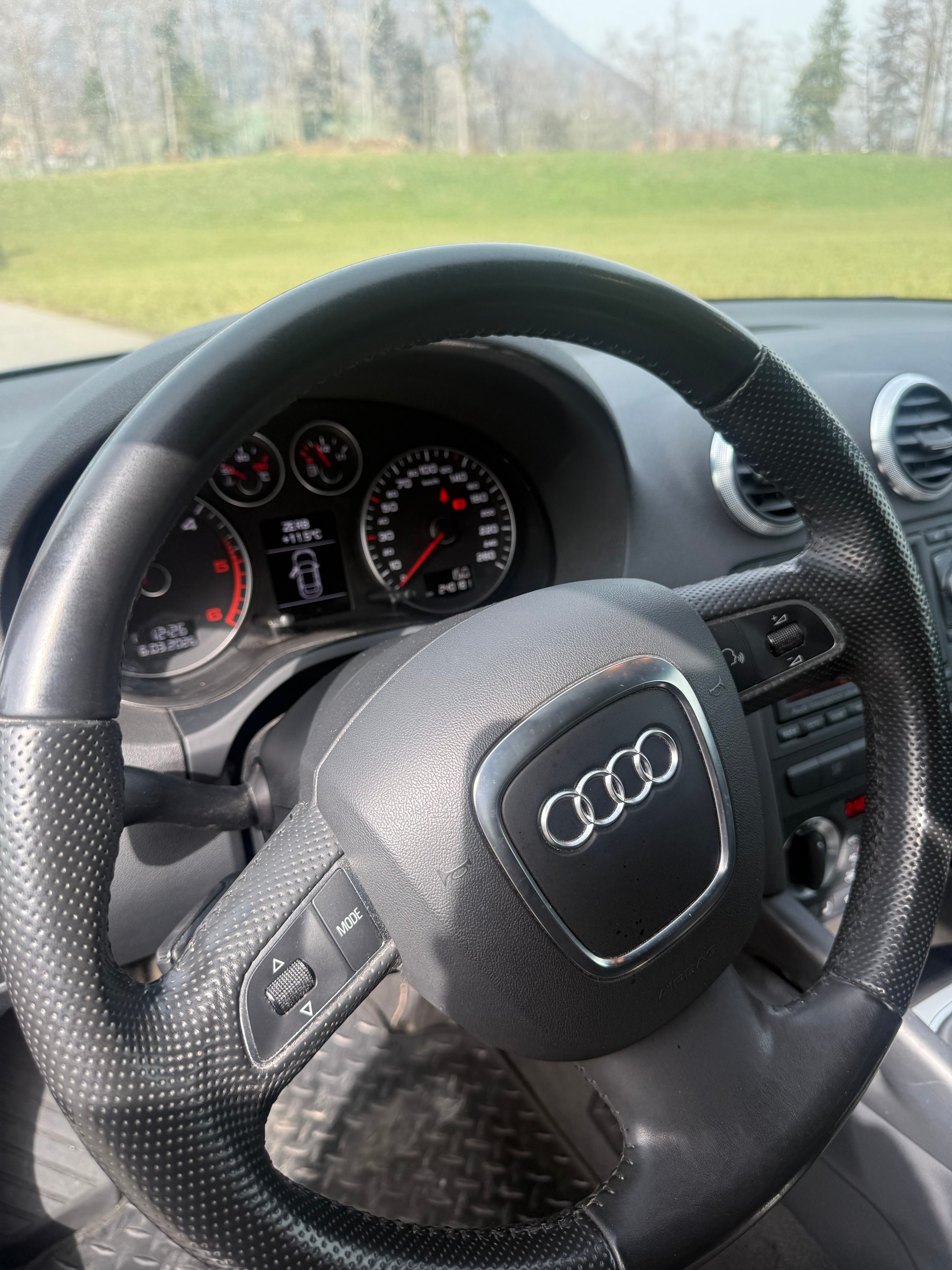AUDI A3 Cabriolet 2.0 TDI Ambition-image-5