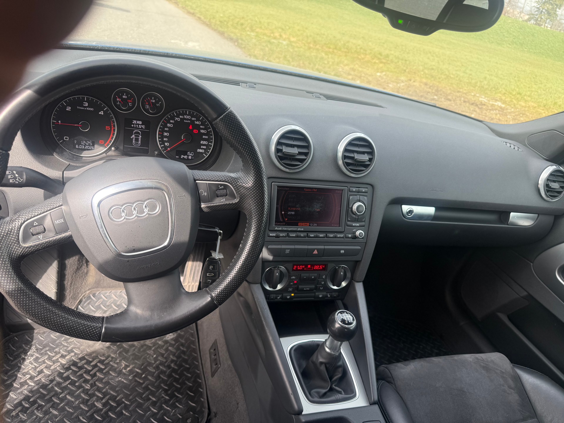AUDI A3 Cabriolet 2.0 TDI Ambition-image-7