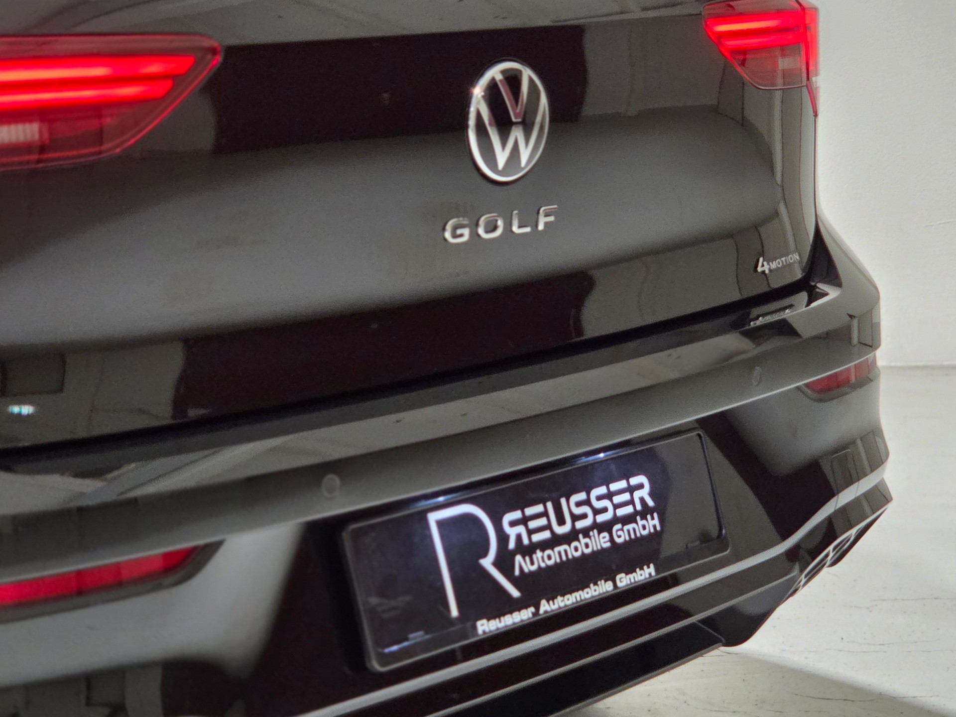 VW Golf 2.0 TSI R-Line Black Style DSG 4 Motion-showroom-element-3