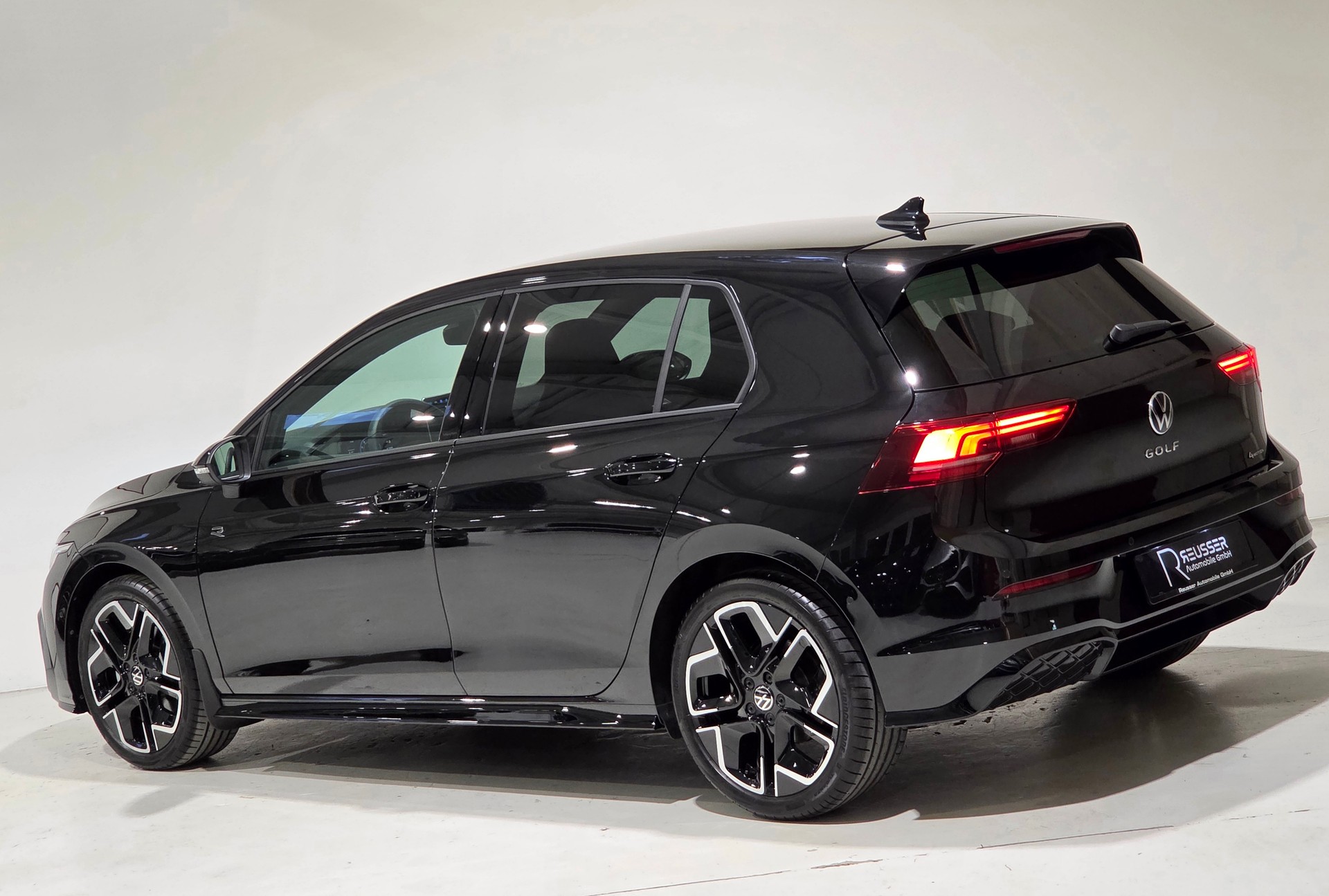 VW Golf 2.0 TSI R-Line Black Style DSG 4 Motion-showroom-element-2