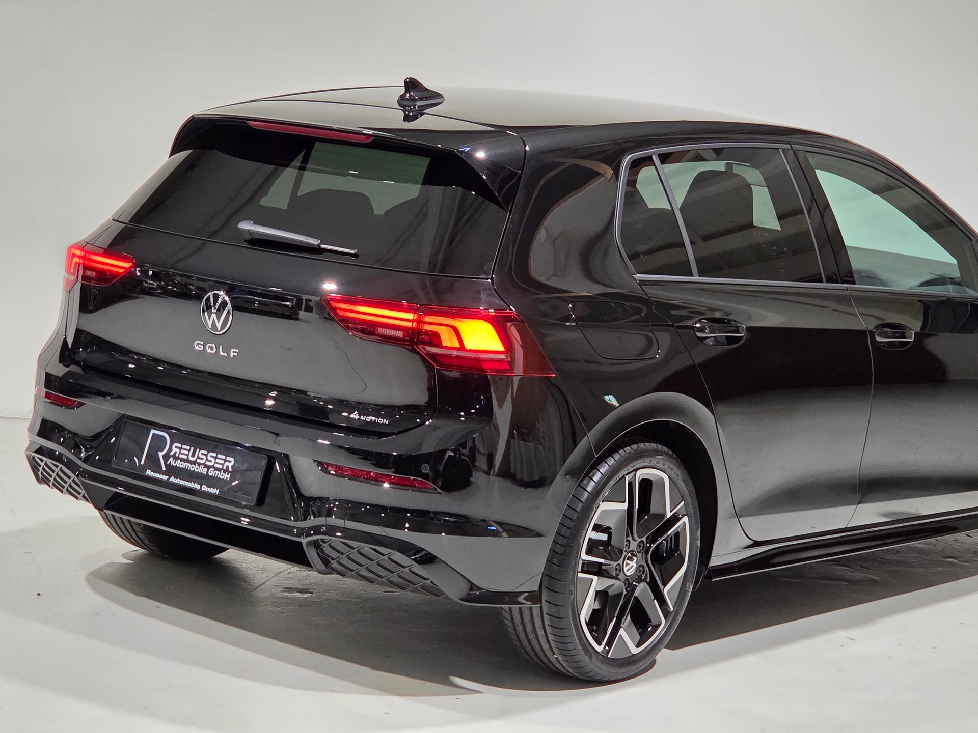 VW Golf 2.0 TSI R-Line Black Style DSG 4 Motion-image-25