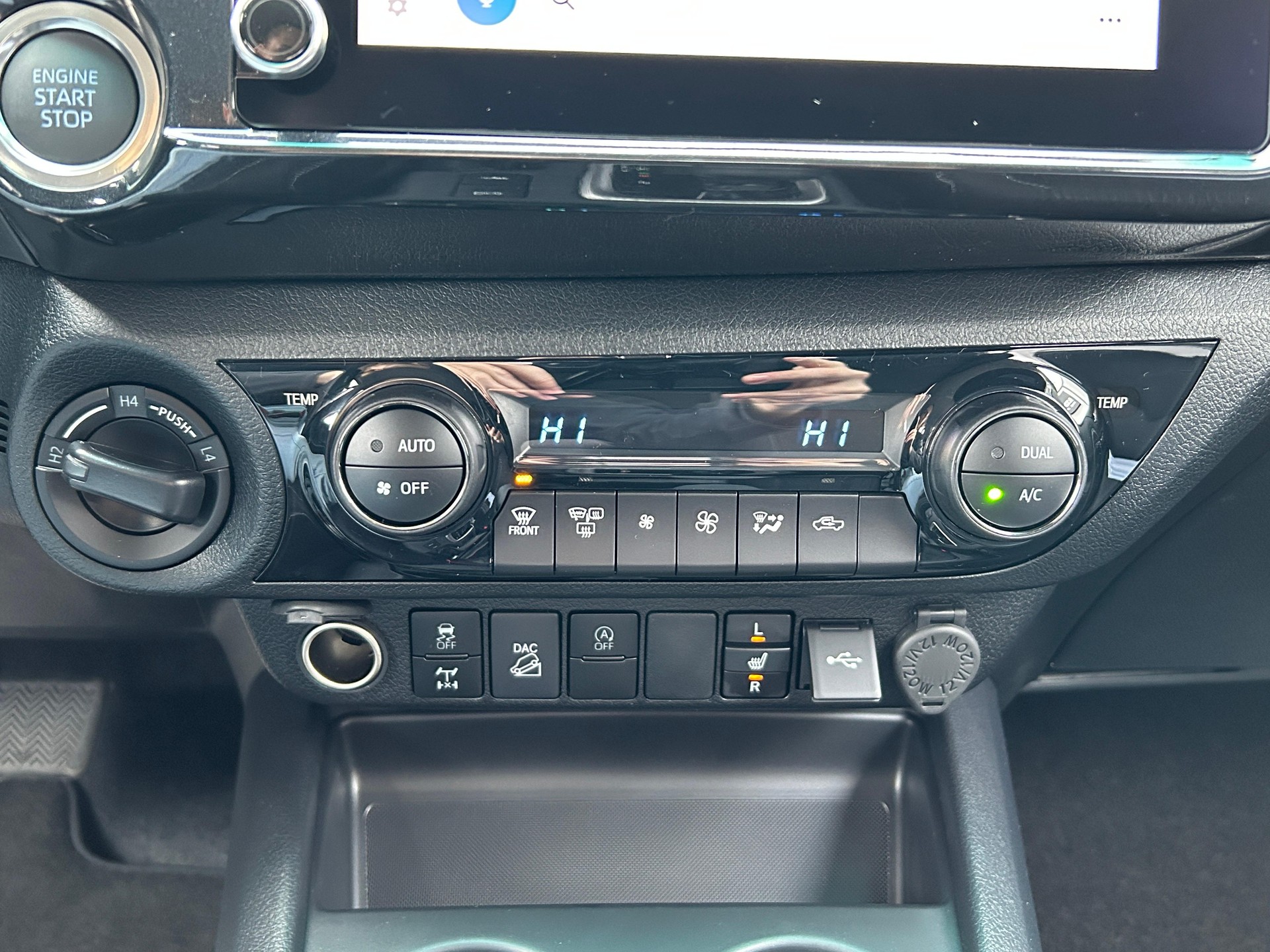 TOYOTA Hilux Double Cab.-Pick-up 2.4 D-4D 150 Style-image-9