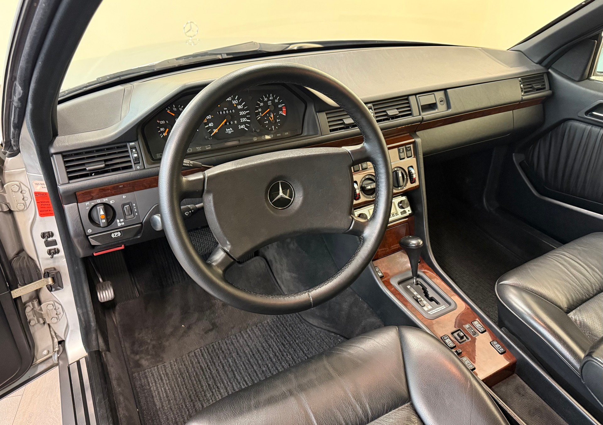 MERCEDES-BENZ 300 CE-image-12