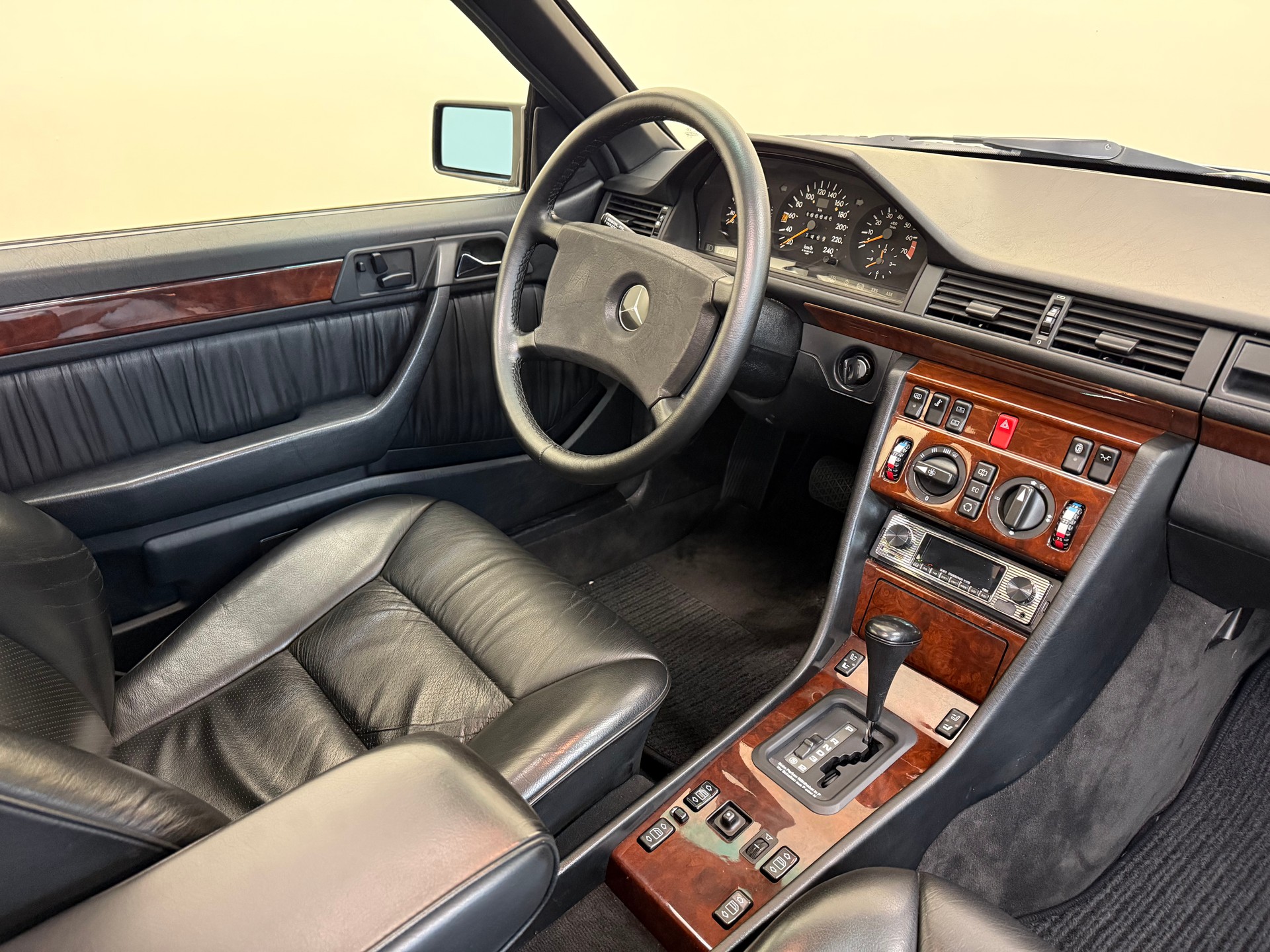 MERCEDES-BENZ 300 CE-image-20