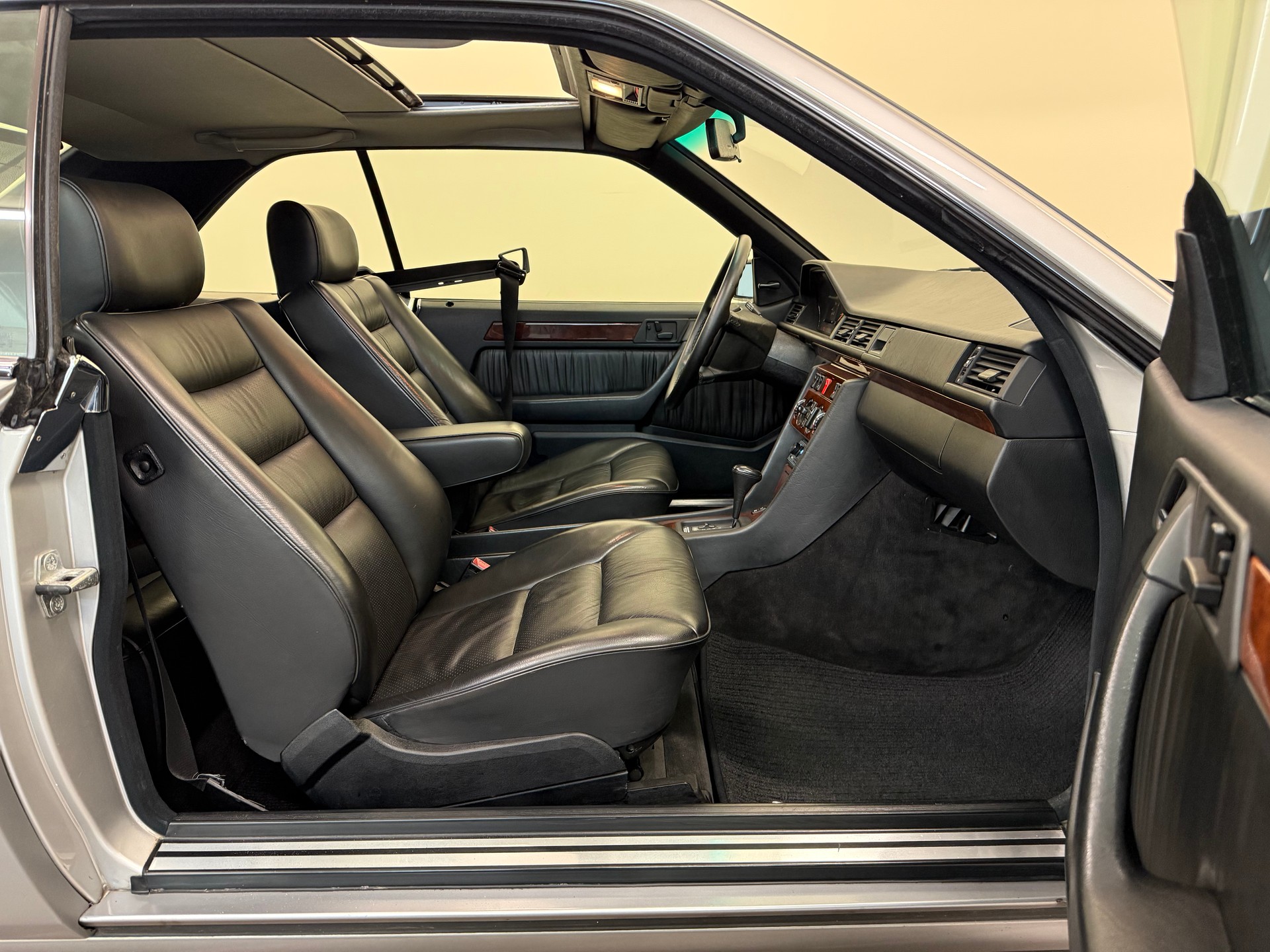 MERCEDES-BENZ 300 CE-image-19