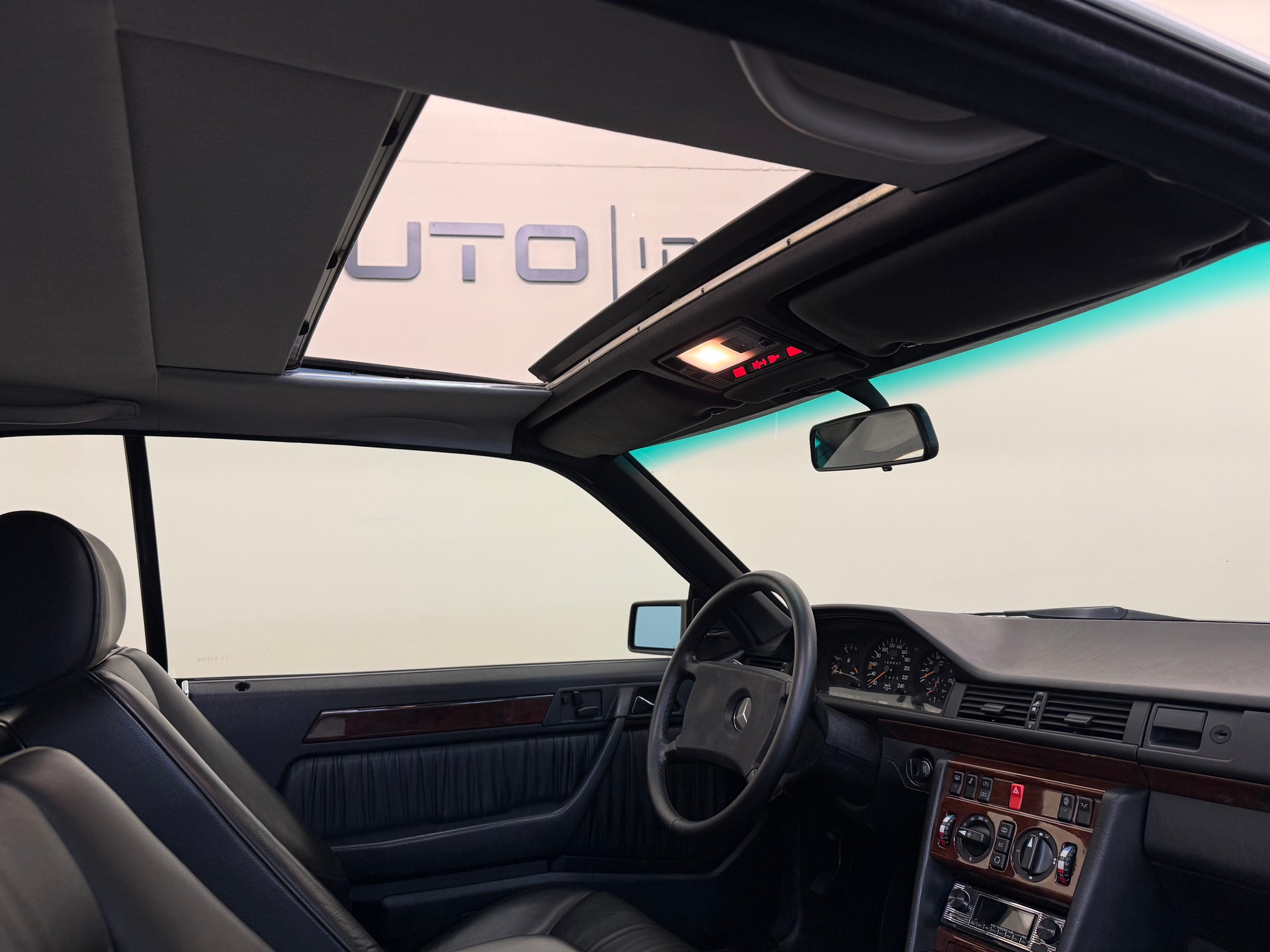 MERCEDES-BENZ 300 CE-image-23