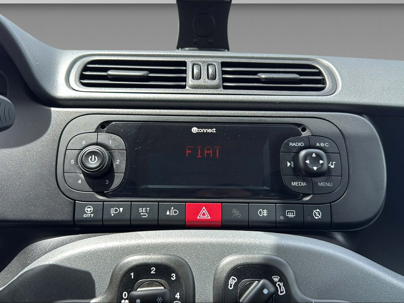 FIAT Panda 1.0 Hybrid City Life-image-19