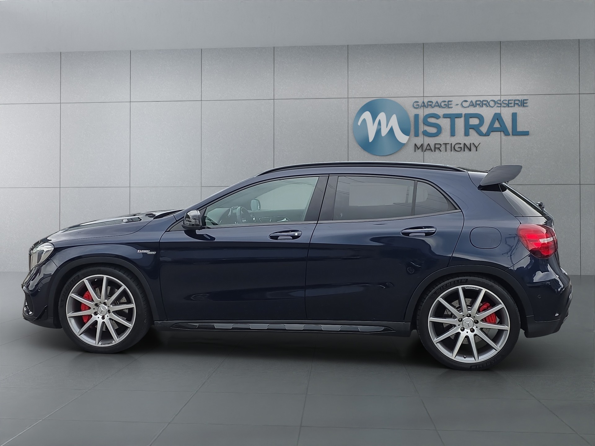 MERCEDES-BENZ GLA 45 AMG 4m-showroom-element-1