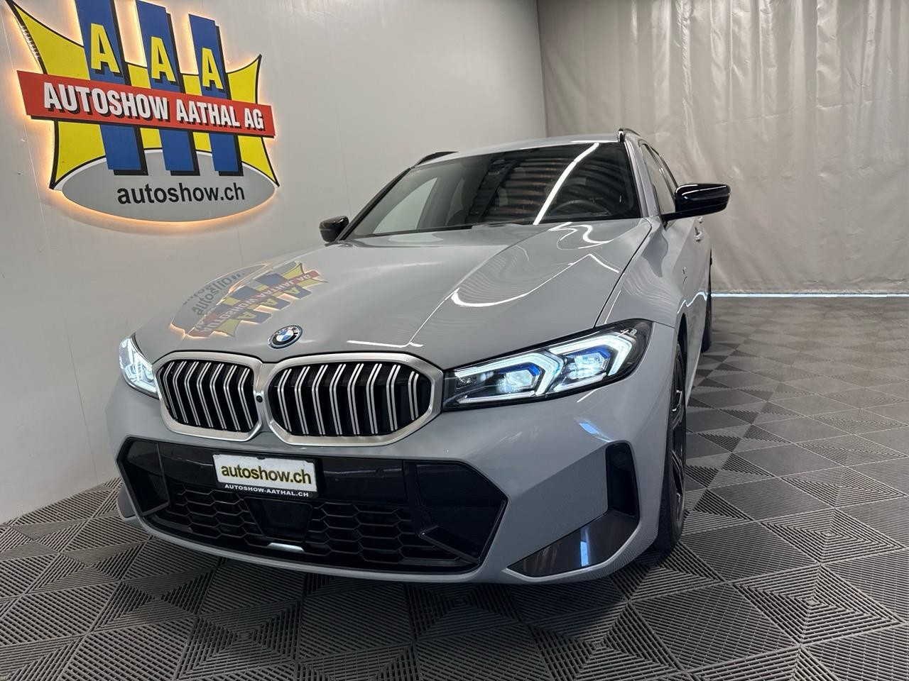 BMW 330e x DriveTouring Steptronic M Sport-image-17