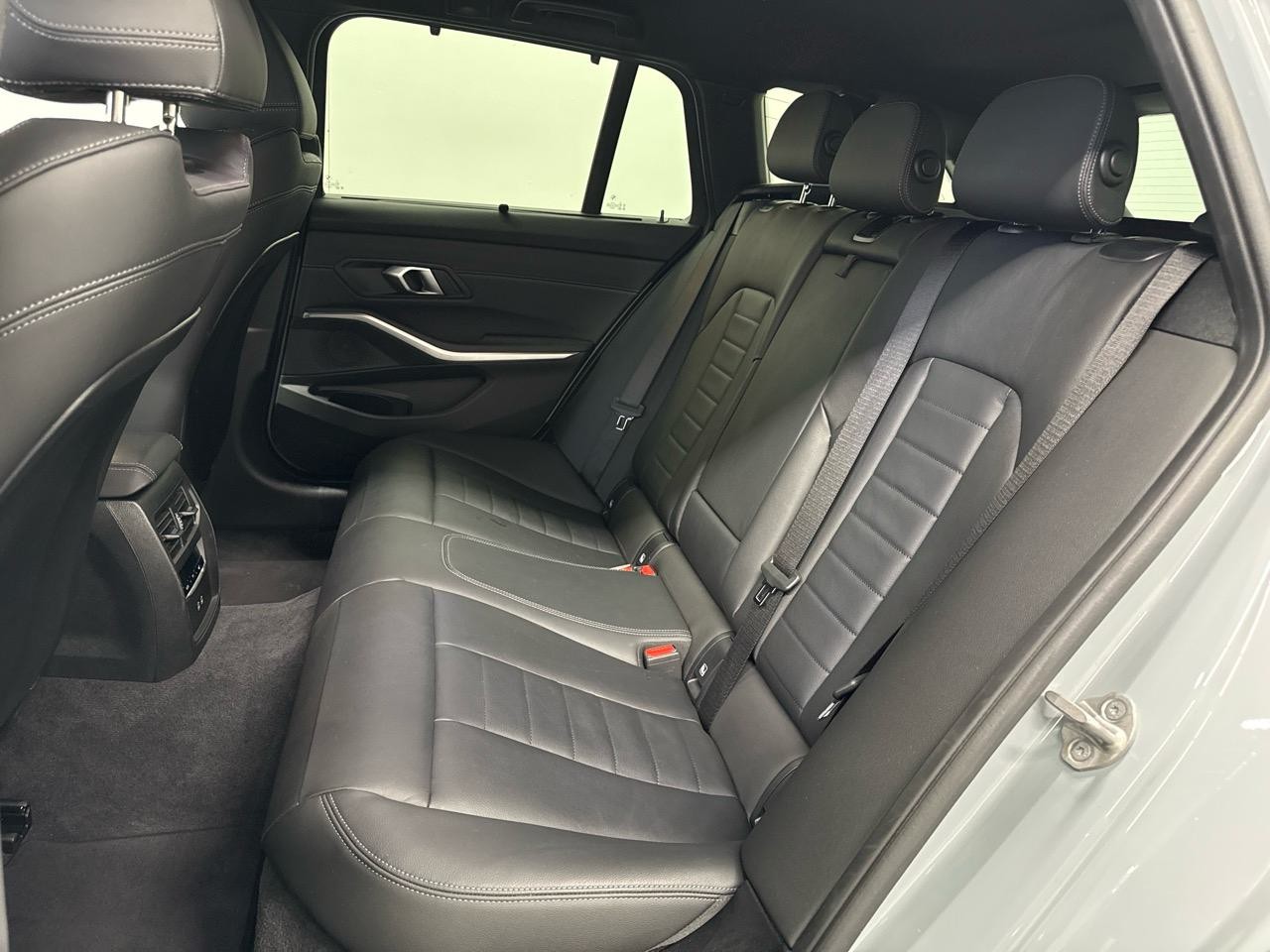 BMW 330e x DriveTouring Steptronic M Sport-image-12