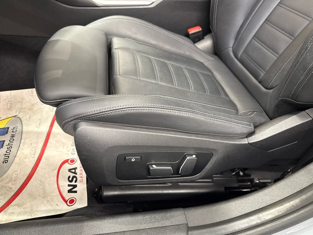 BMW 330e x DriveTouring Steptronic M Sport-image-4