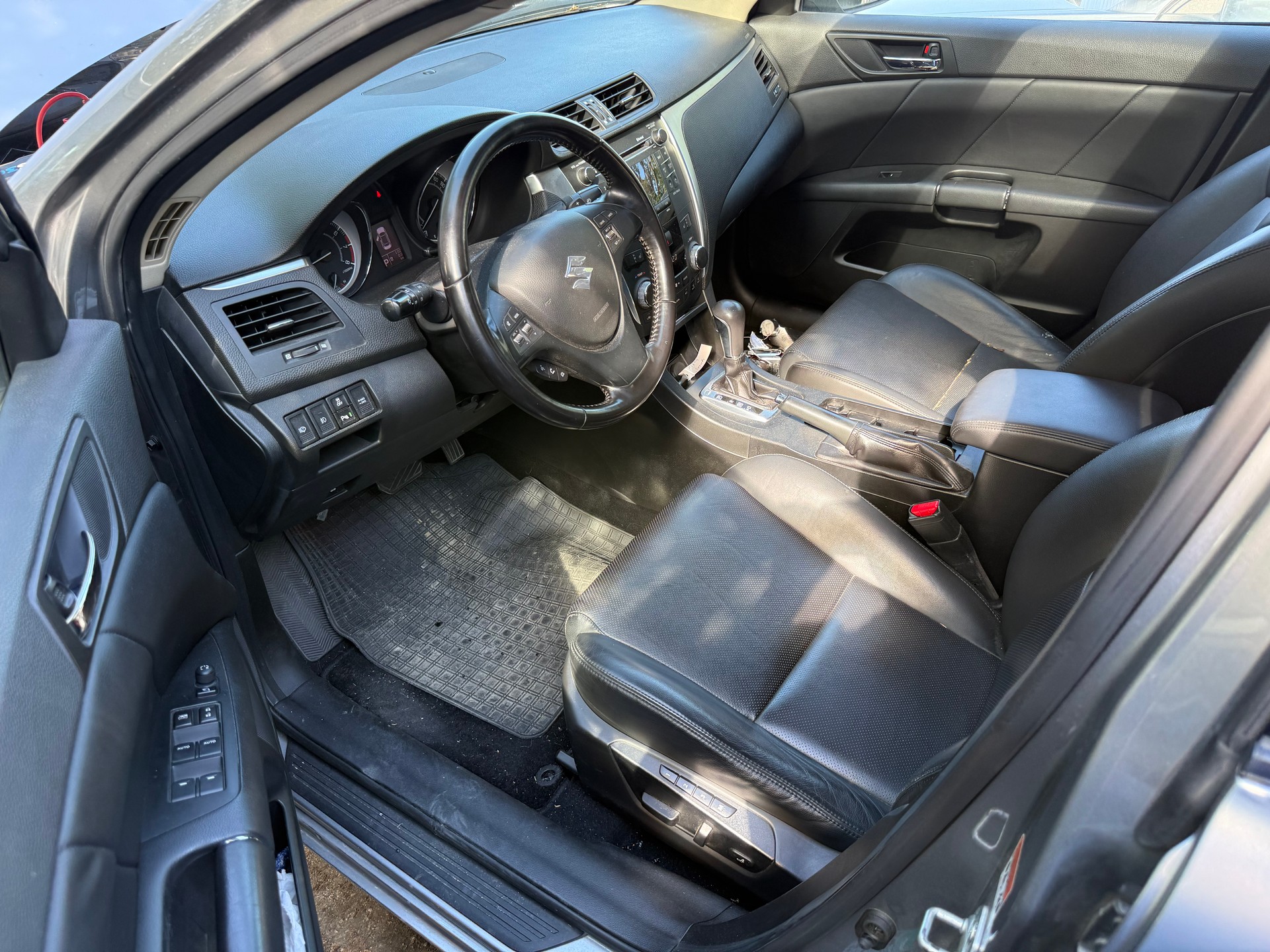 SUZUKI Kizashi 2.4 GL Top 4WD CVT-image-8
