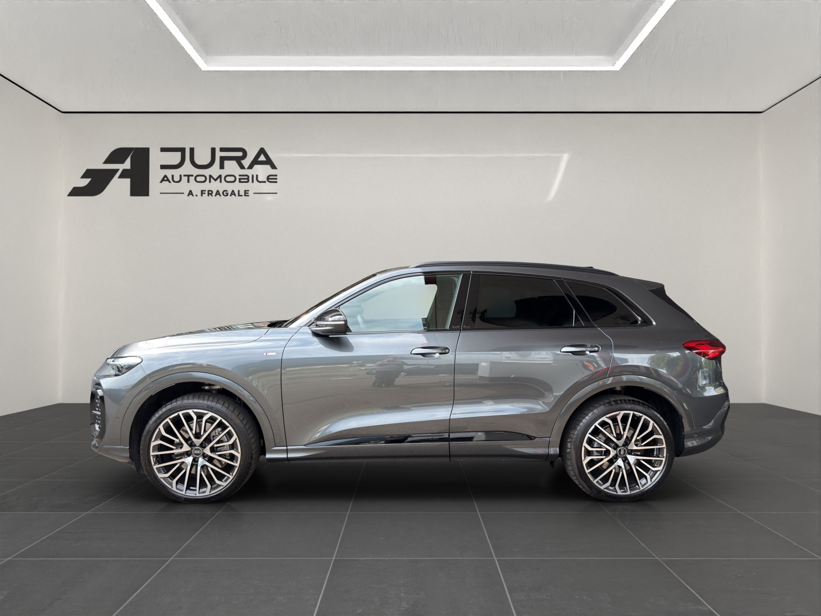 AUDI Q5 SUV 2.0 TDI quattro S Line-image-3