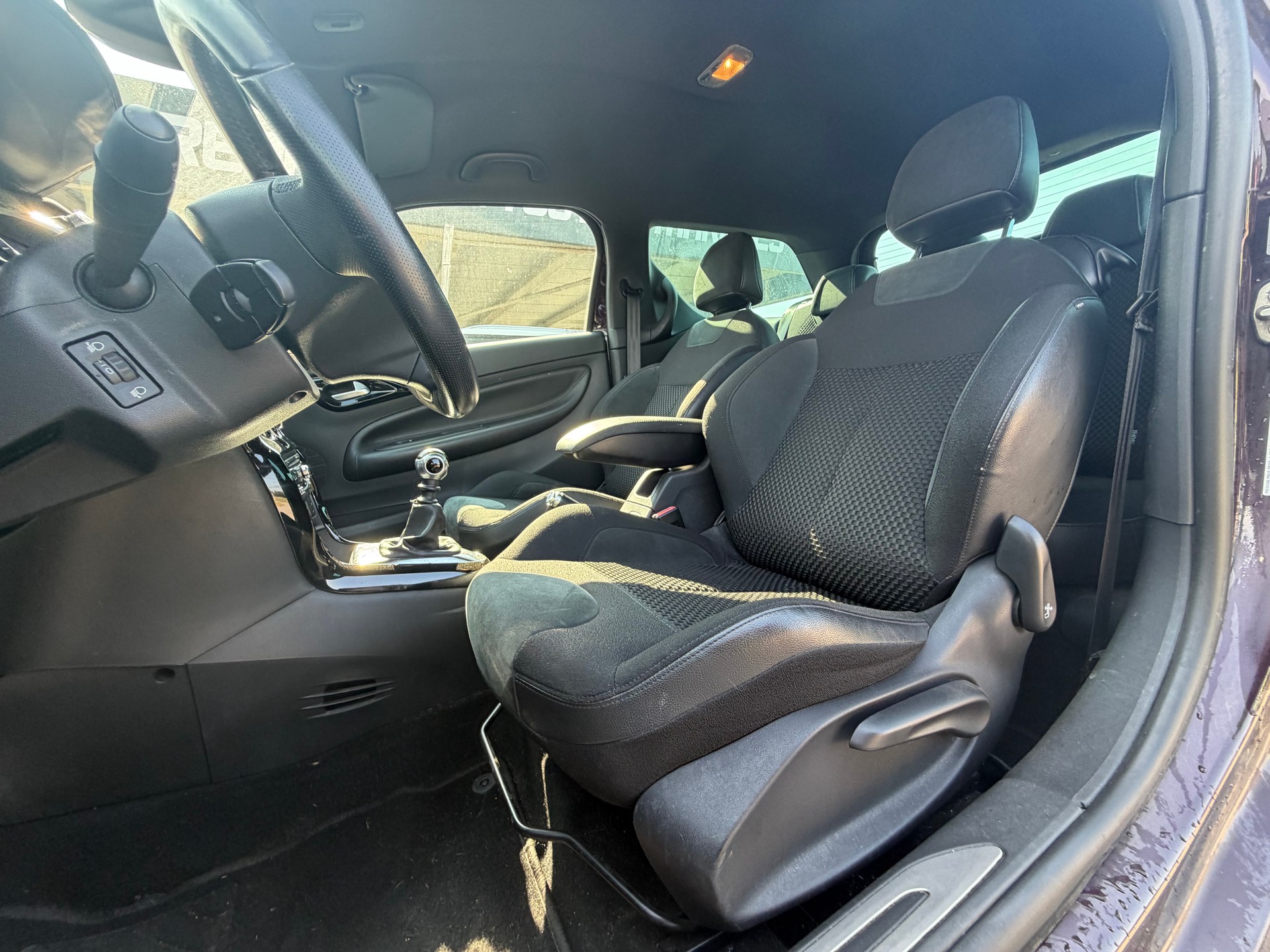 DS AUTOMOBILES DS3 1.6 16V HDi Faubourg Addict-image-5