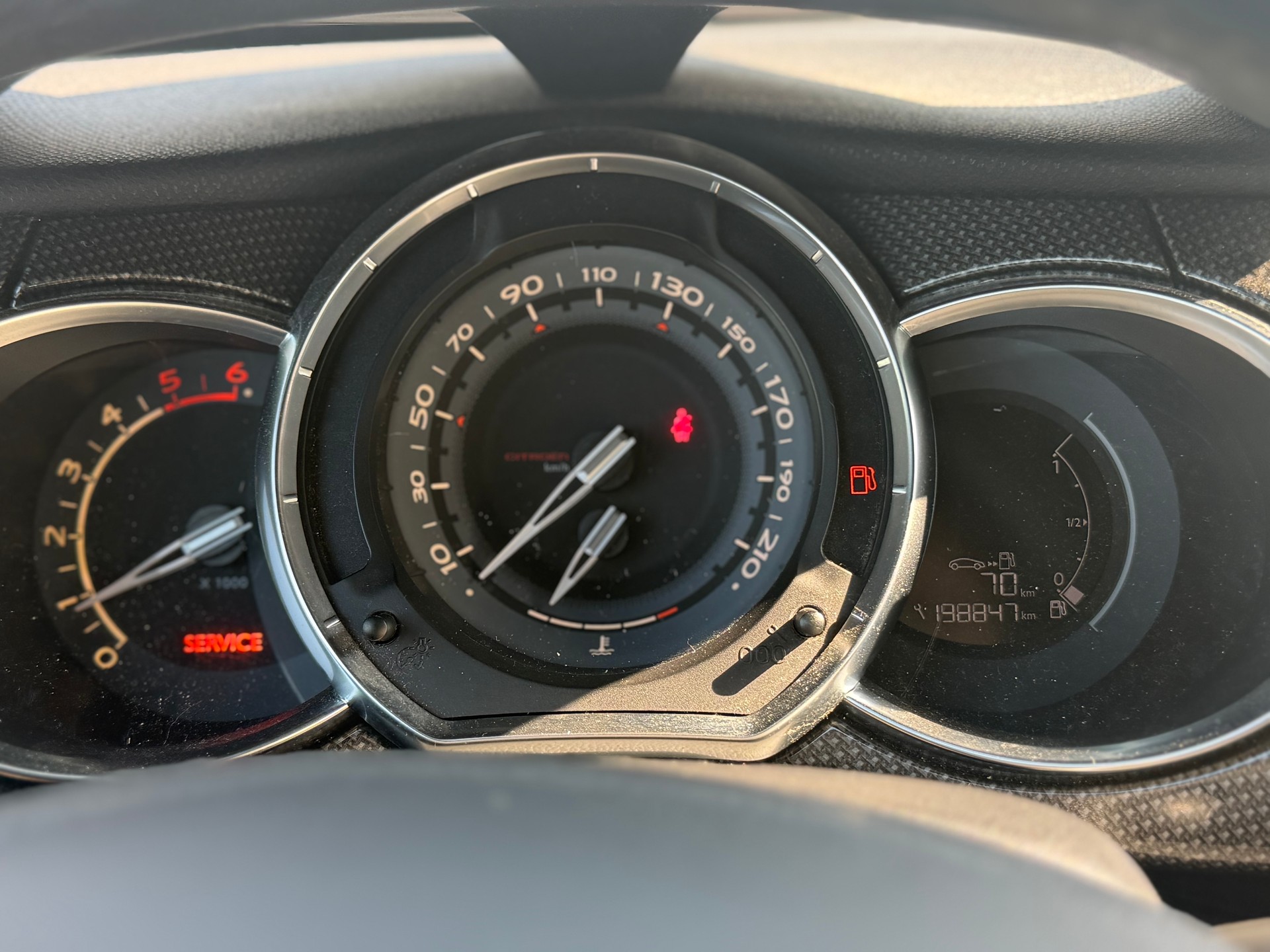 DS AUTOMOBILES DS3 1.6 16V HDi Faubourg Addict-image-8