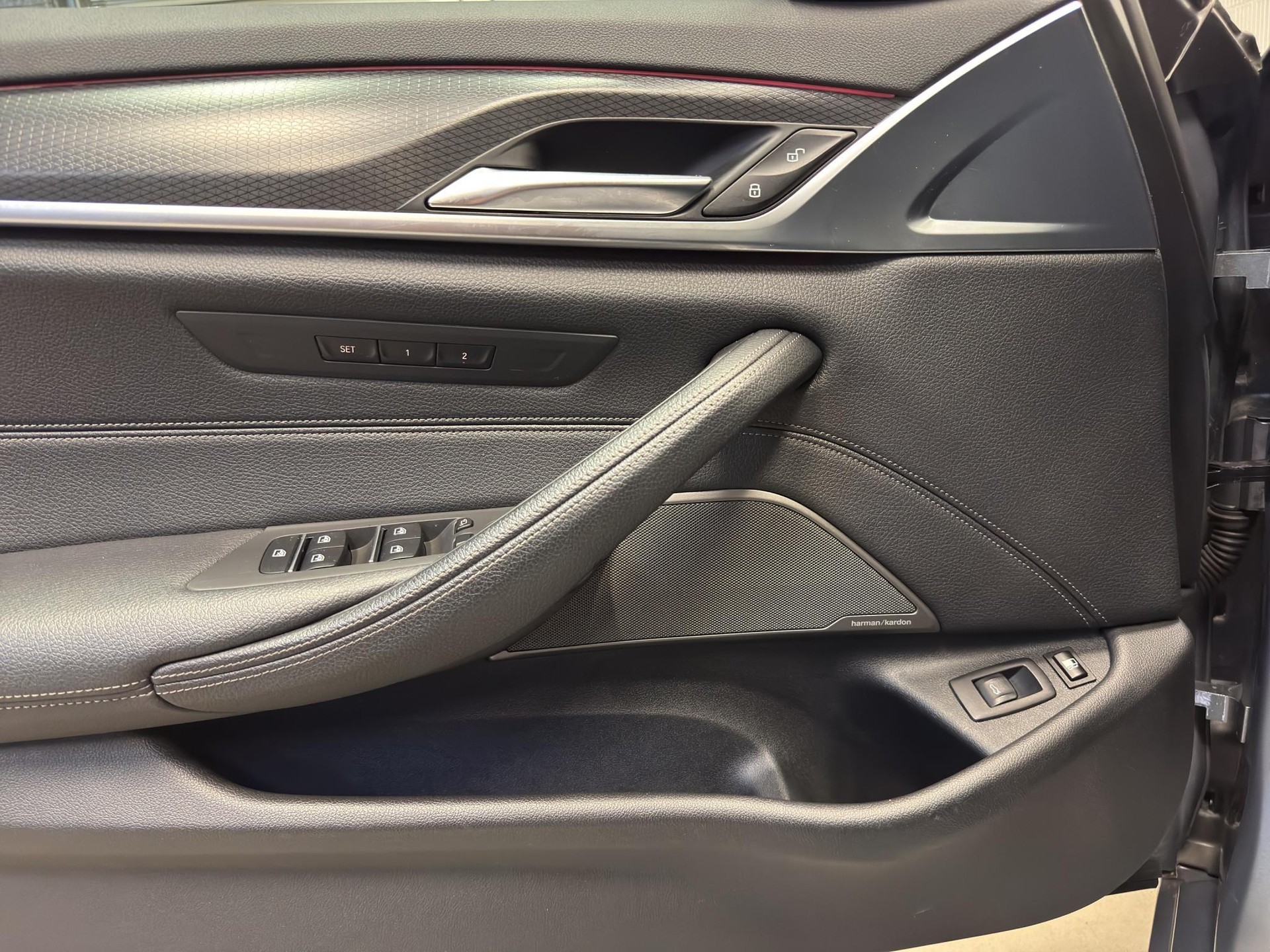 BMW 530e xDrive M-Sport Steptronic-image-9