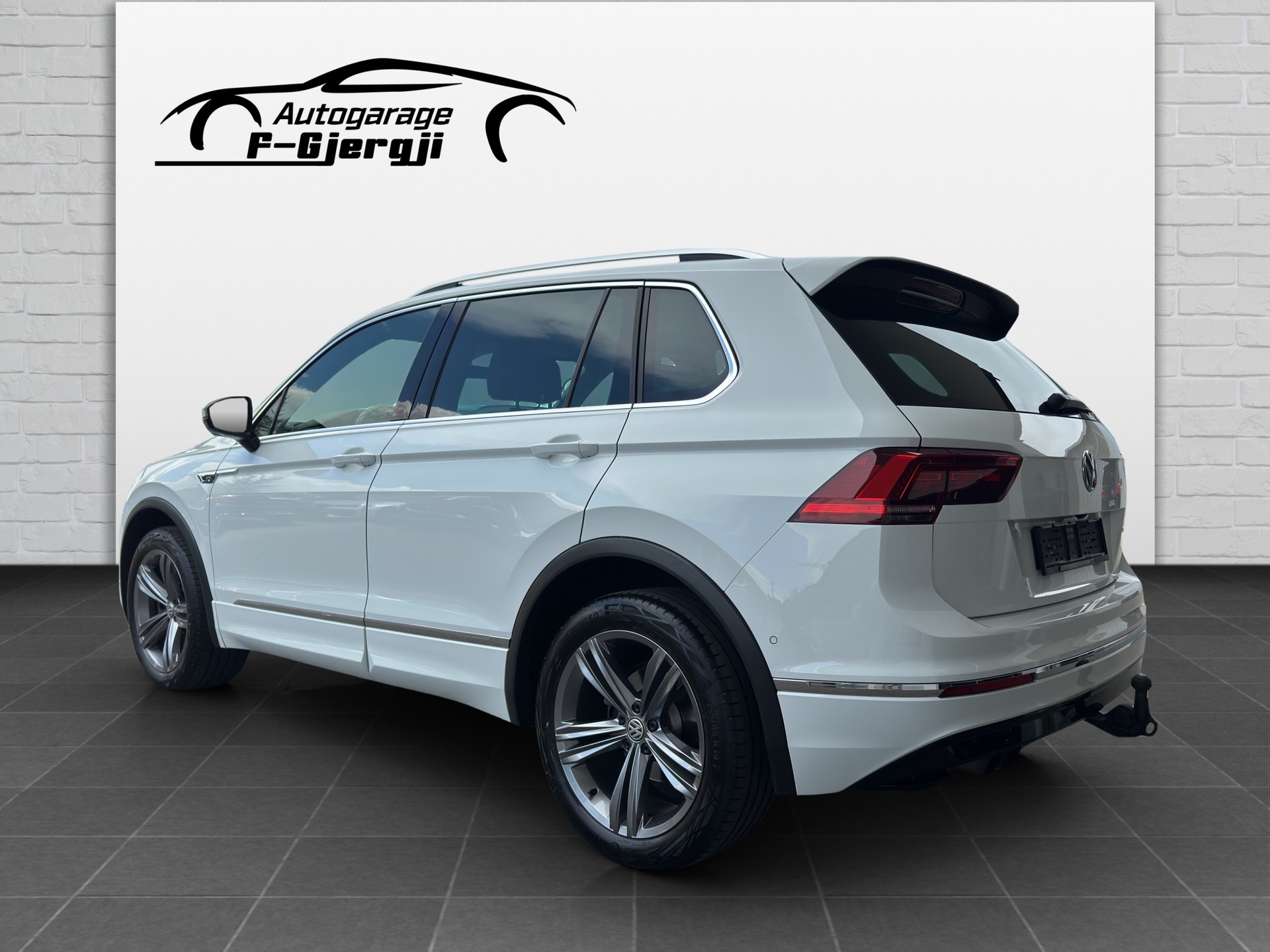VW Tiguan 2.0TSI Highline R-LINE 4Motion DSG-showroom-element-3