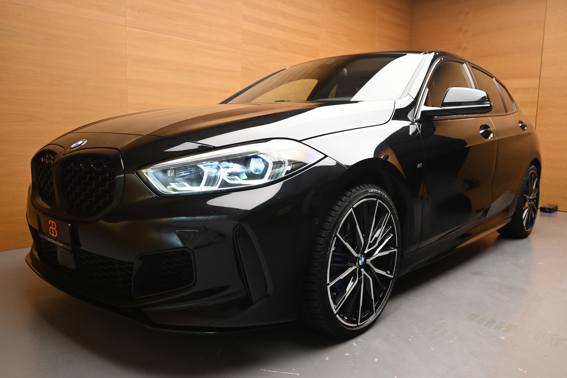 BMW M135i xDrive Steptronic-showroom-element-2