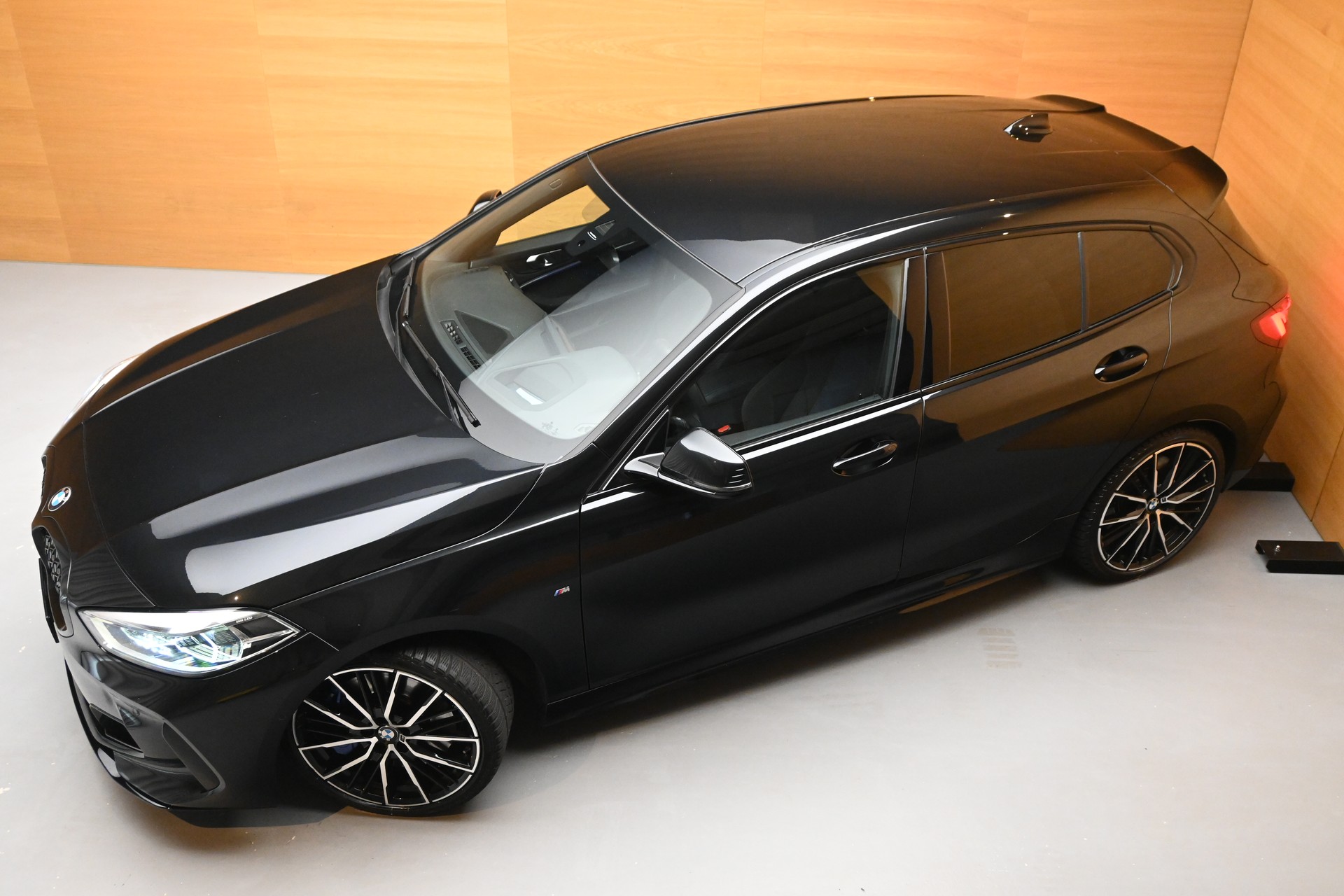 BMW M135i xDrive Steptronic-showroom-element-1