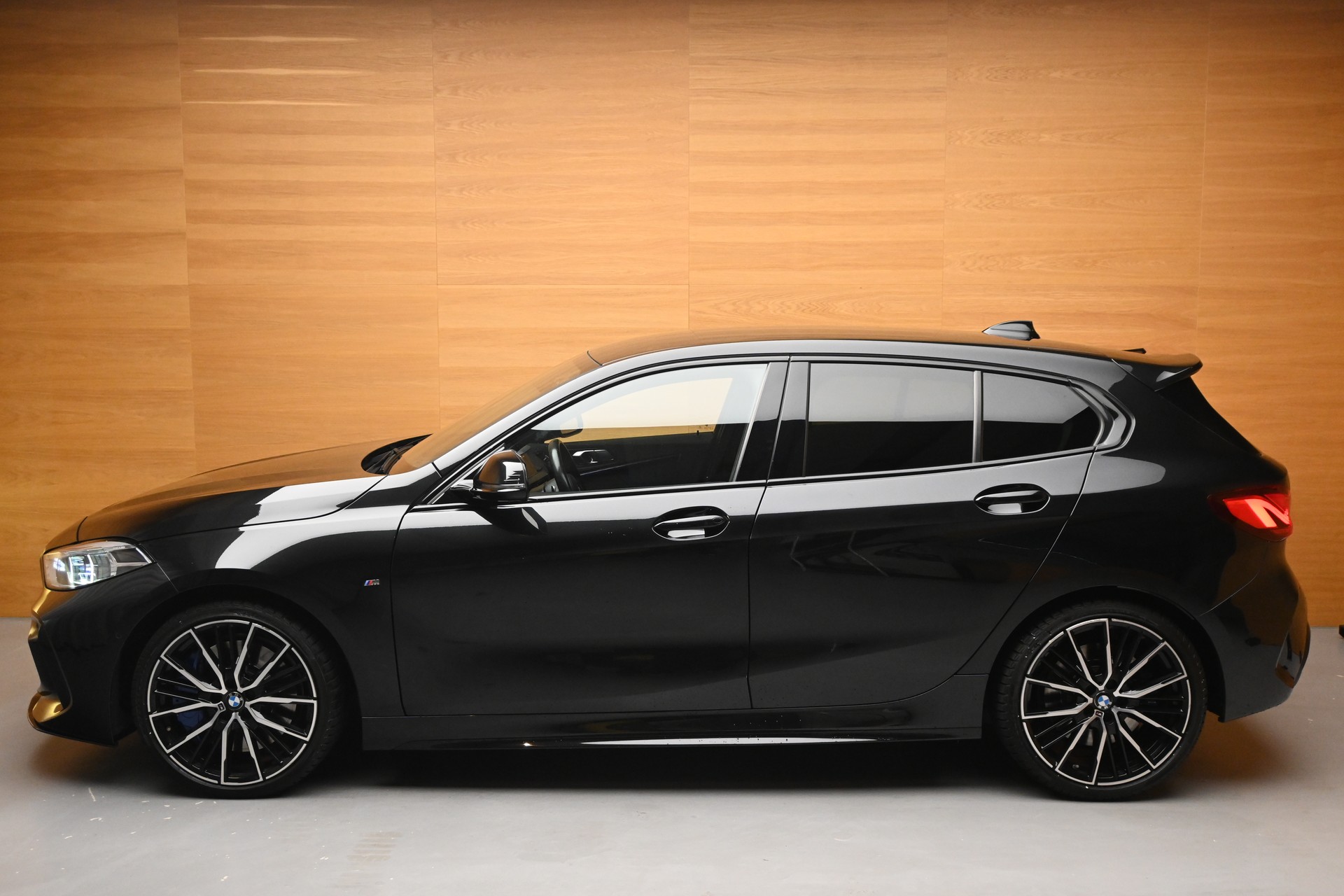 BMW M135i xDrive Steptronic-showroom-element-3