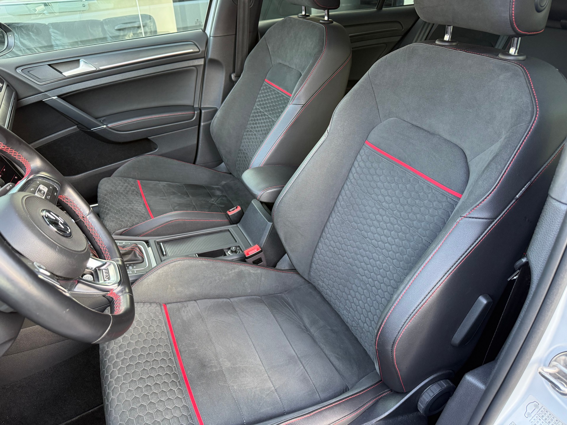 VW Golf 2.0 TSI GTI Performance DSG-image-9