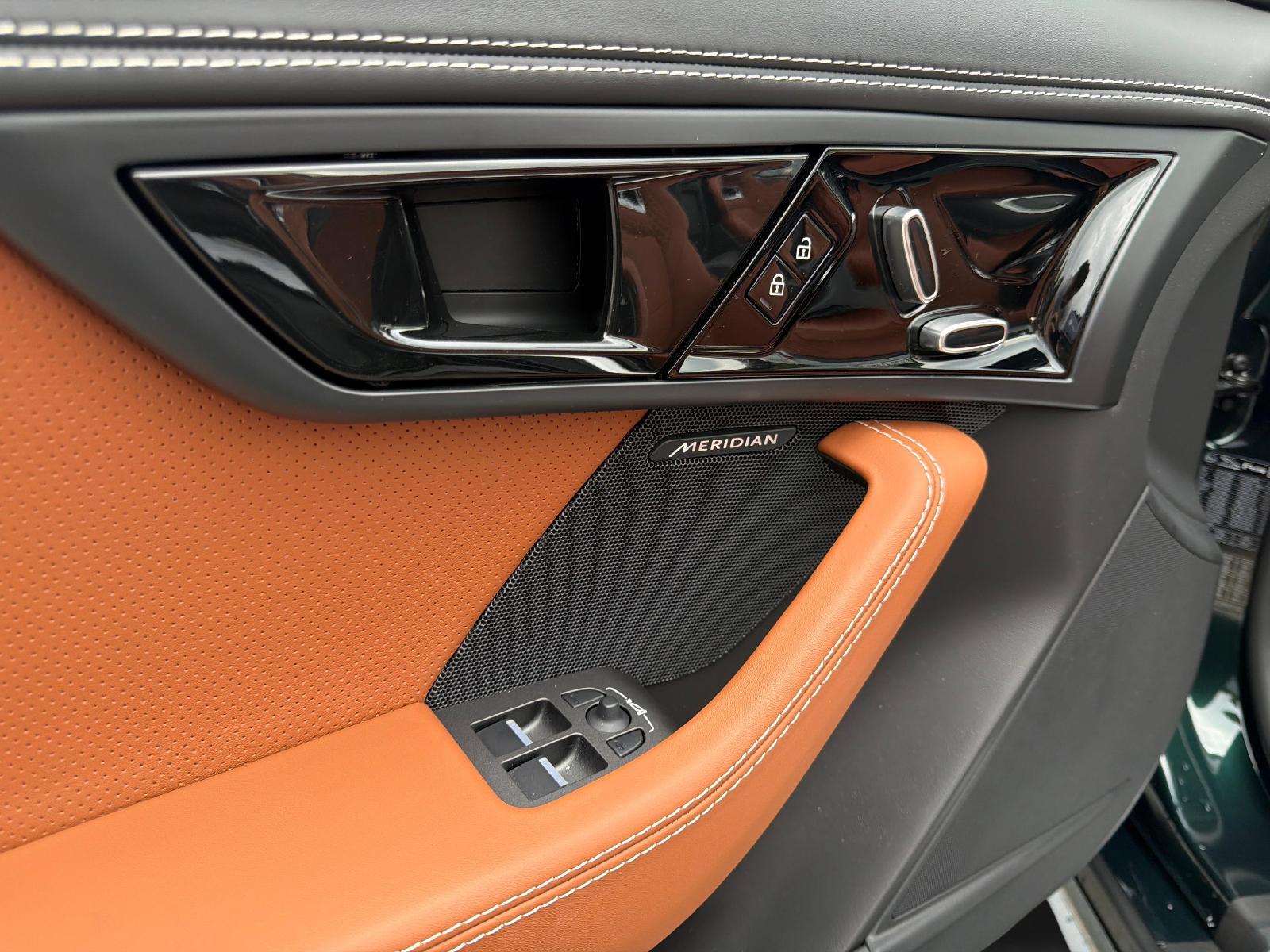 JAGUAR F-Type Convertible 2.0 R-Dynamic-image-4