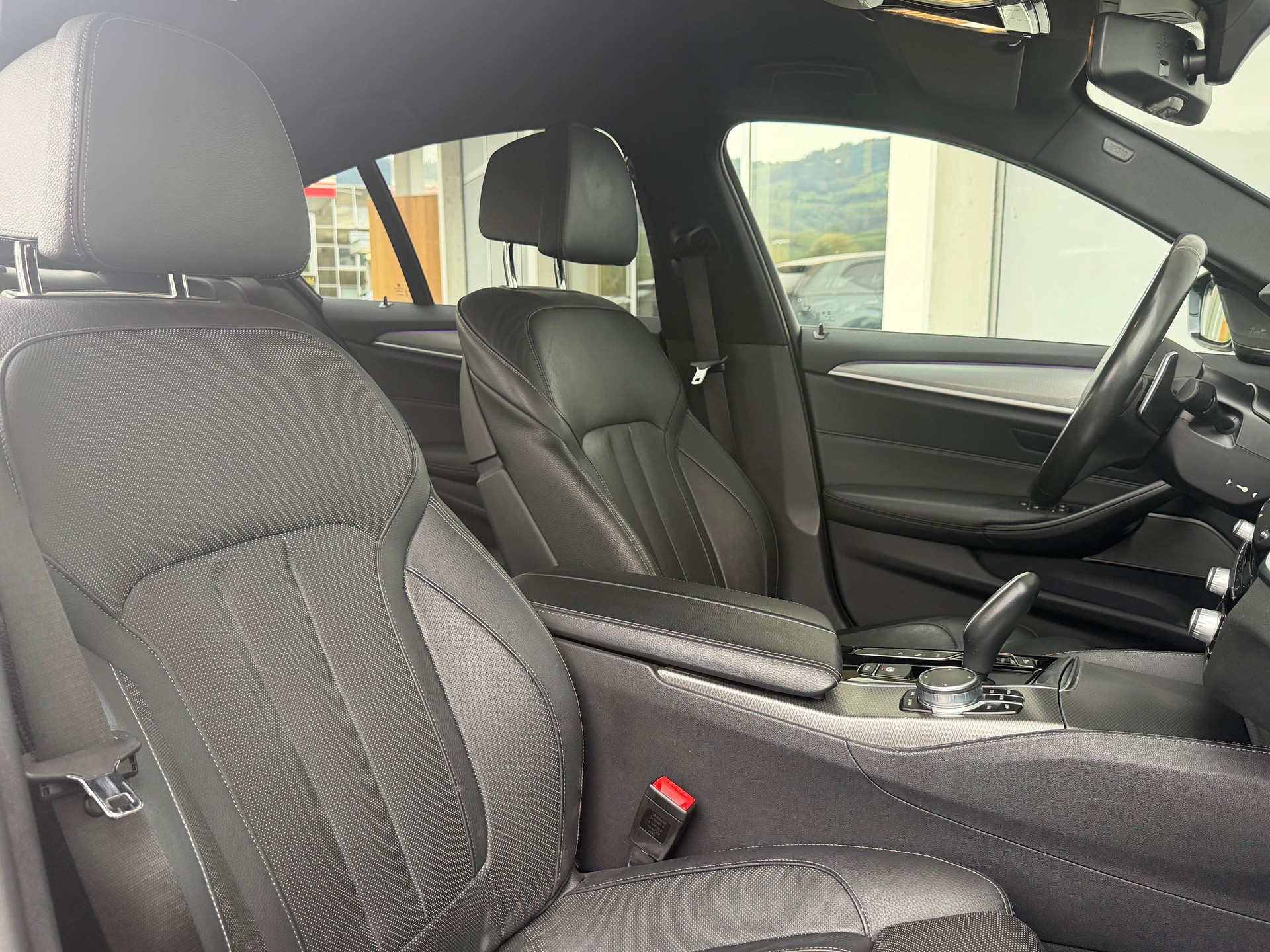 BMW 530e xDrive Steptronic-showroom-element-3
