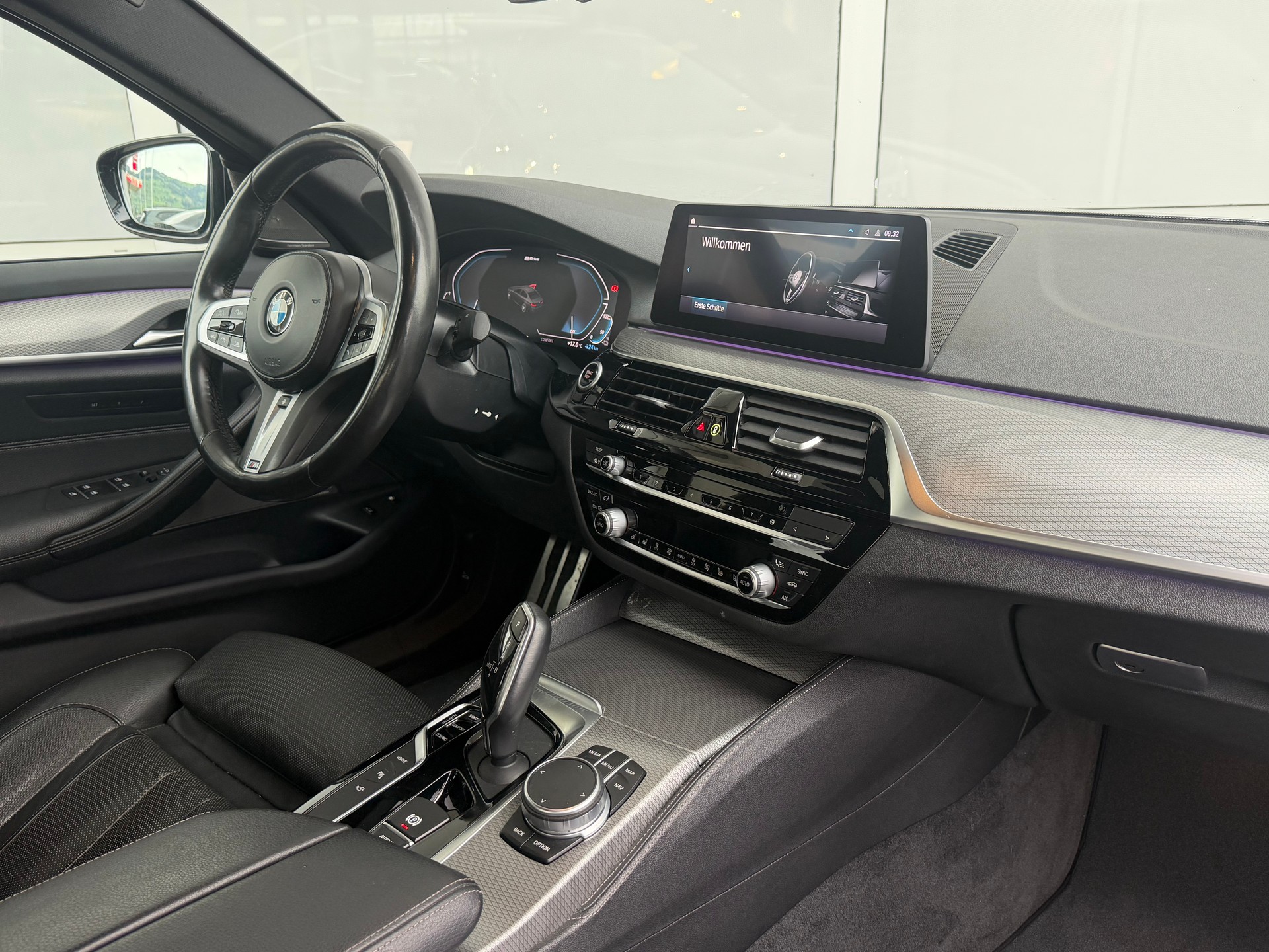 BMW 530e xDrive Steptronic-showroom-element-2