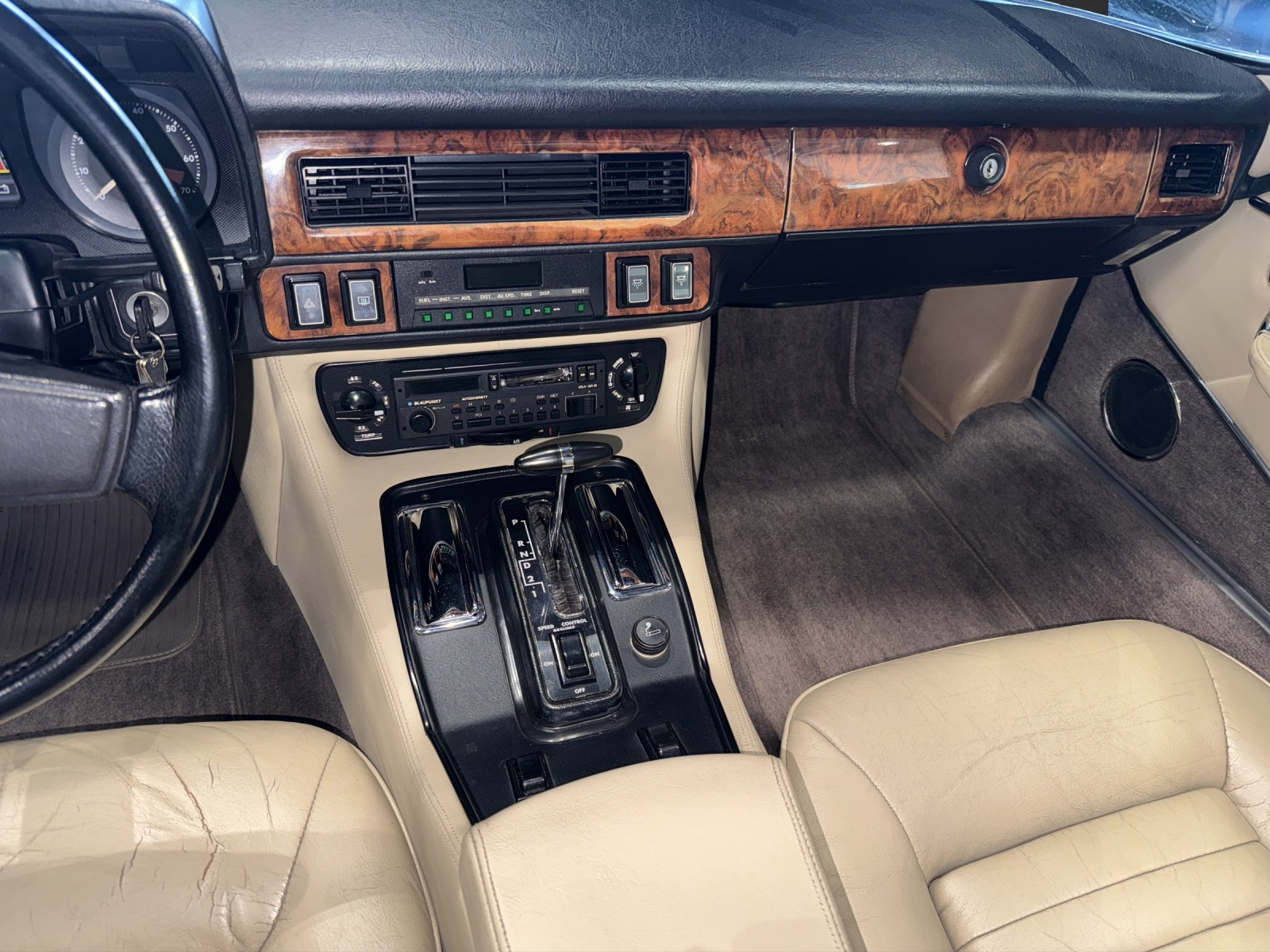 JAGUAR XJS 5.3 V12 Convertible-image-11