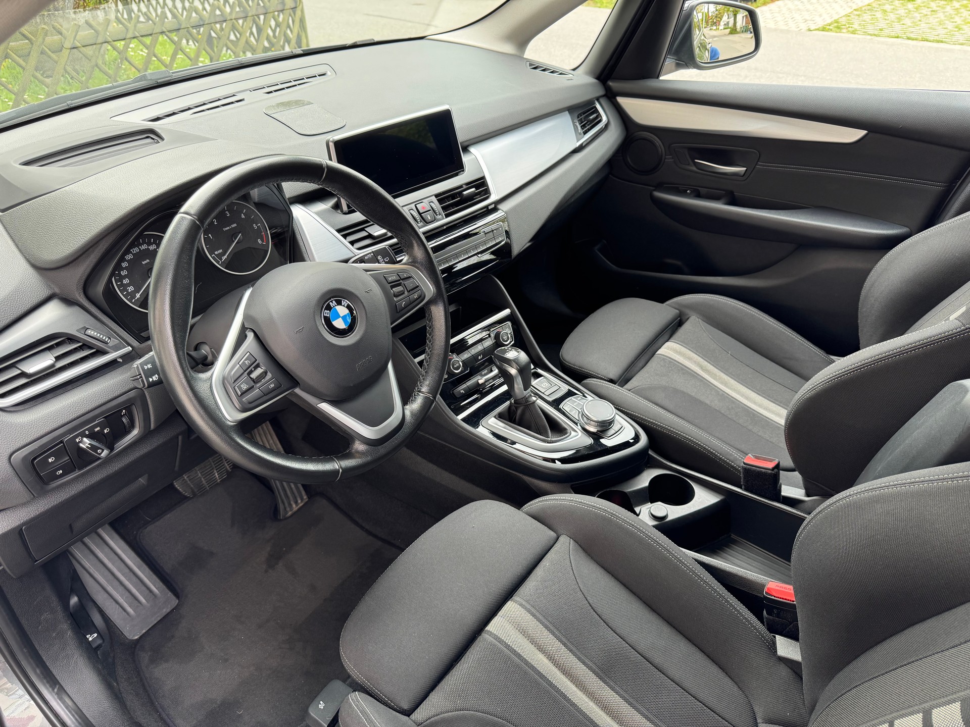 BMW 218d xDrive-image-2