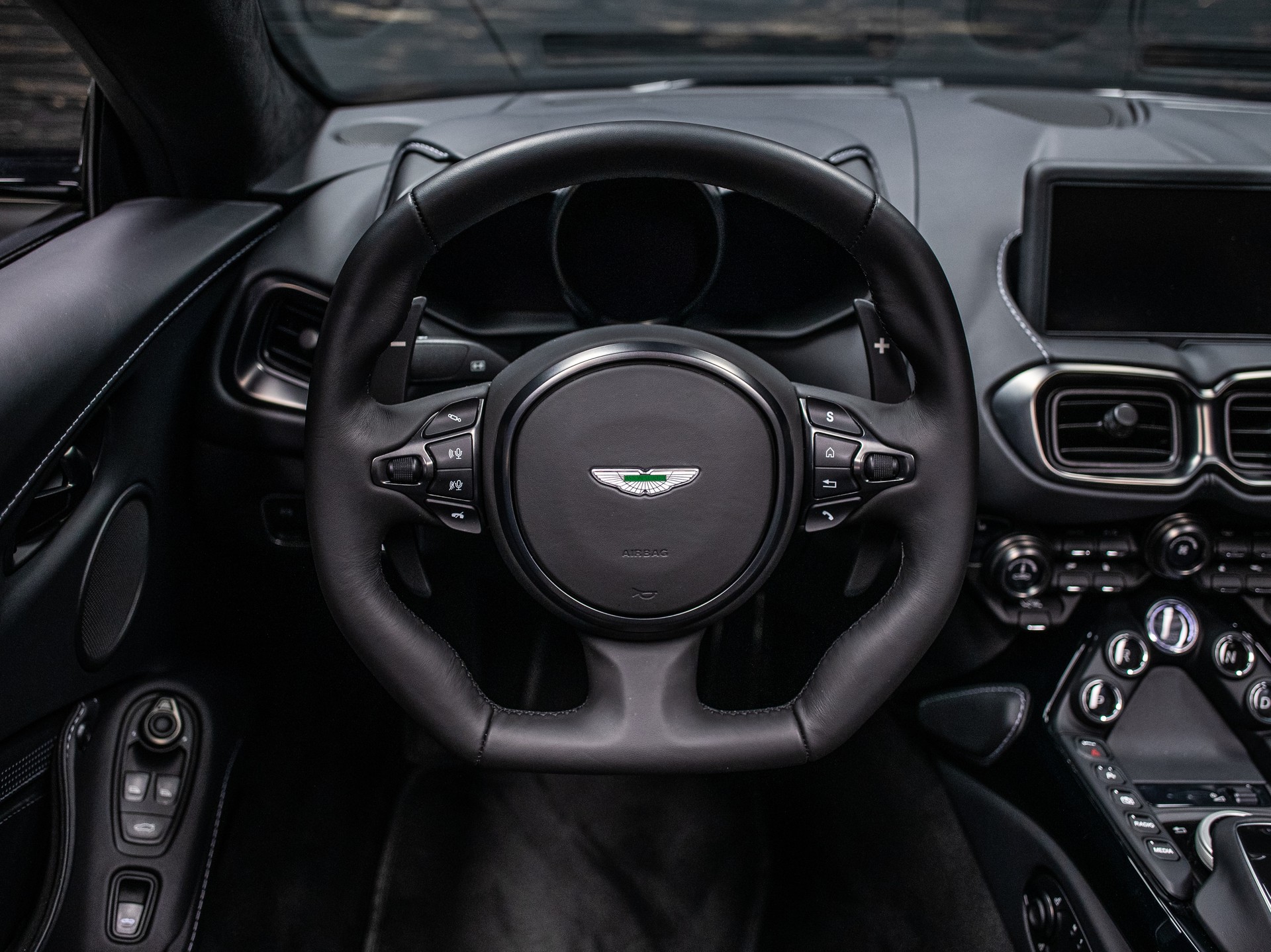 ASTON MARTIN V8 Vantage 4.0 Roadster-image-7