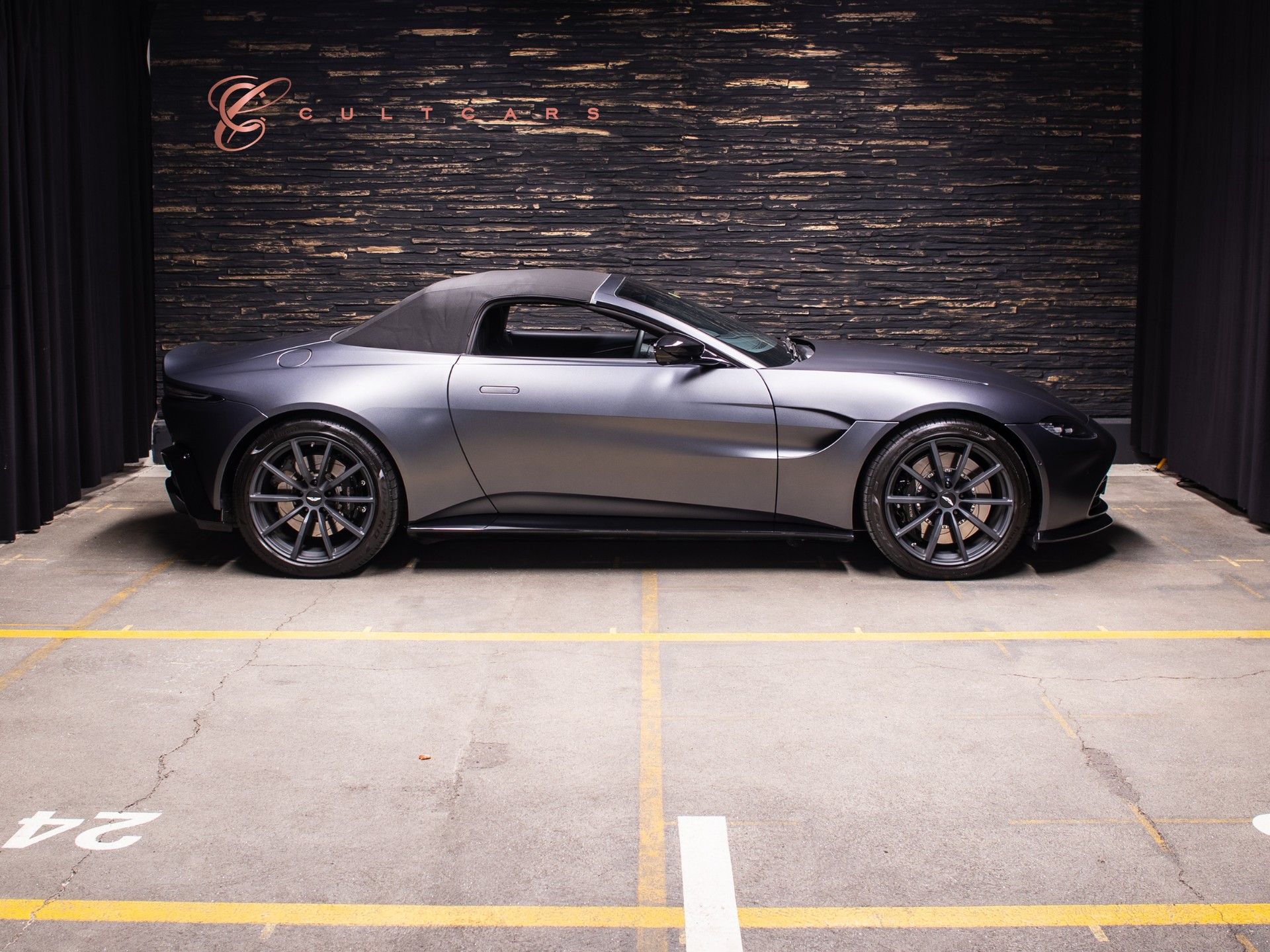 ASTON MARTIN V8 Vantage 4.0 Roadster-showroom-element-1