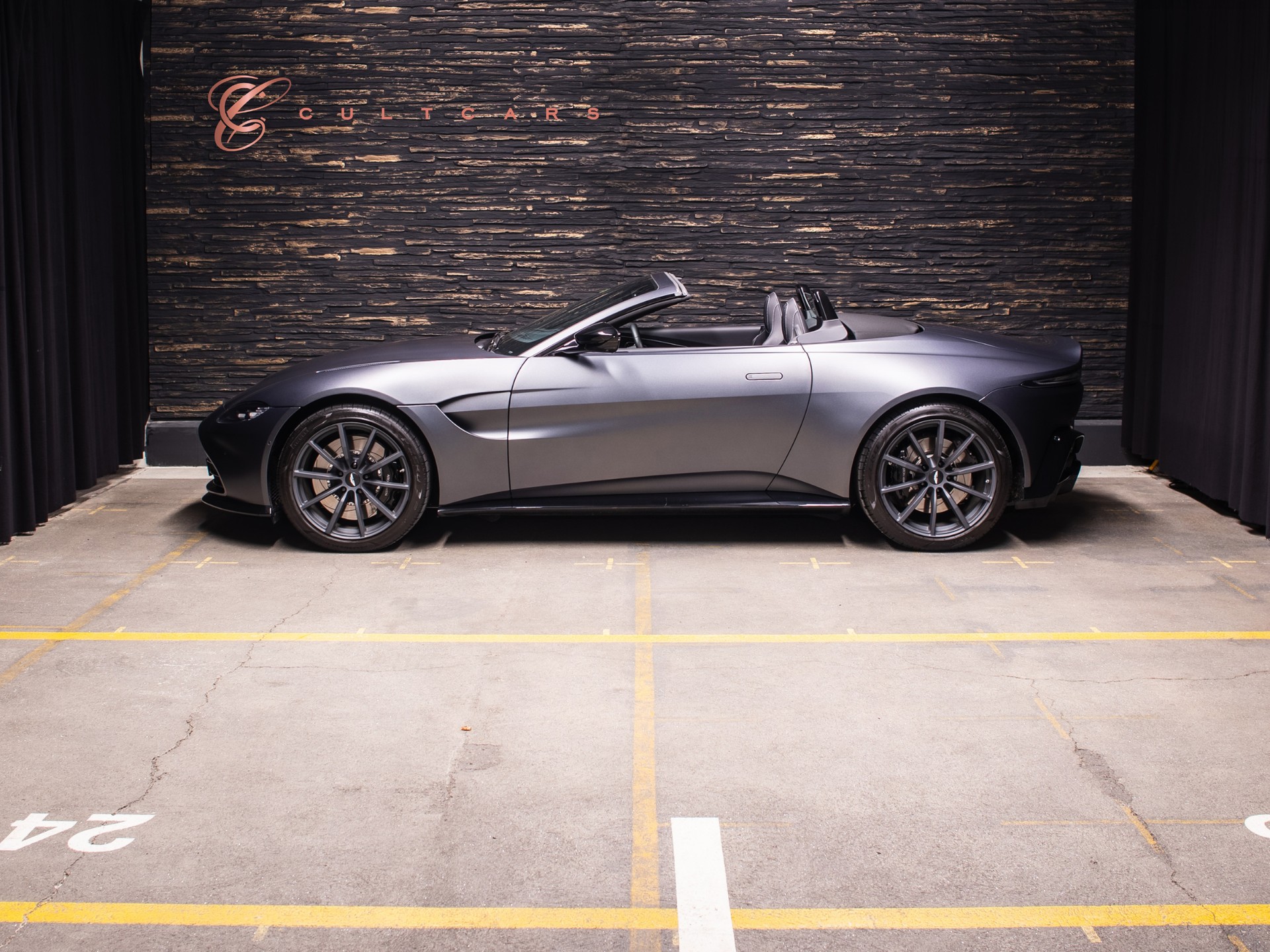 ASTON MARTIN V8 Vantage 4.0 Roadster-showroom-element-2