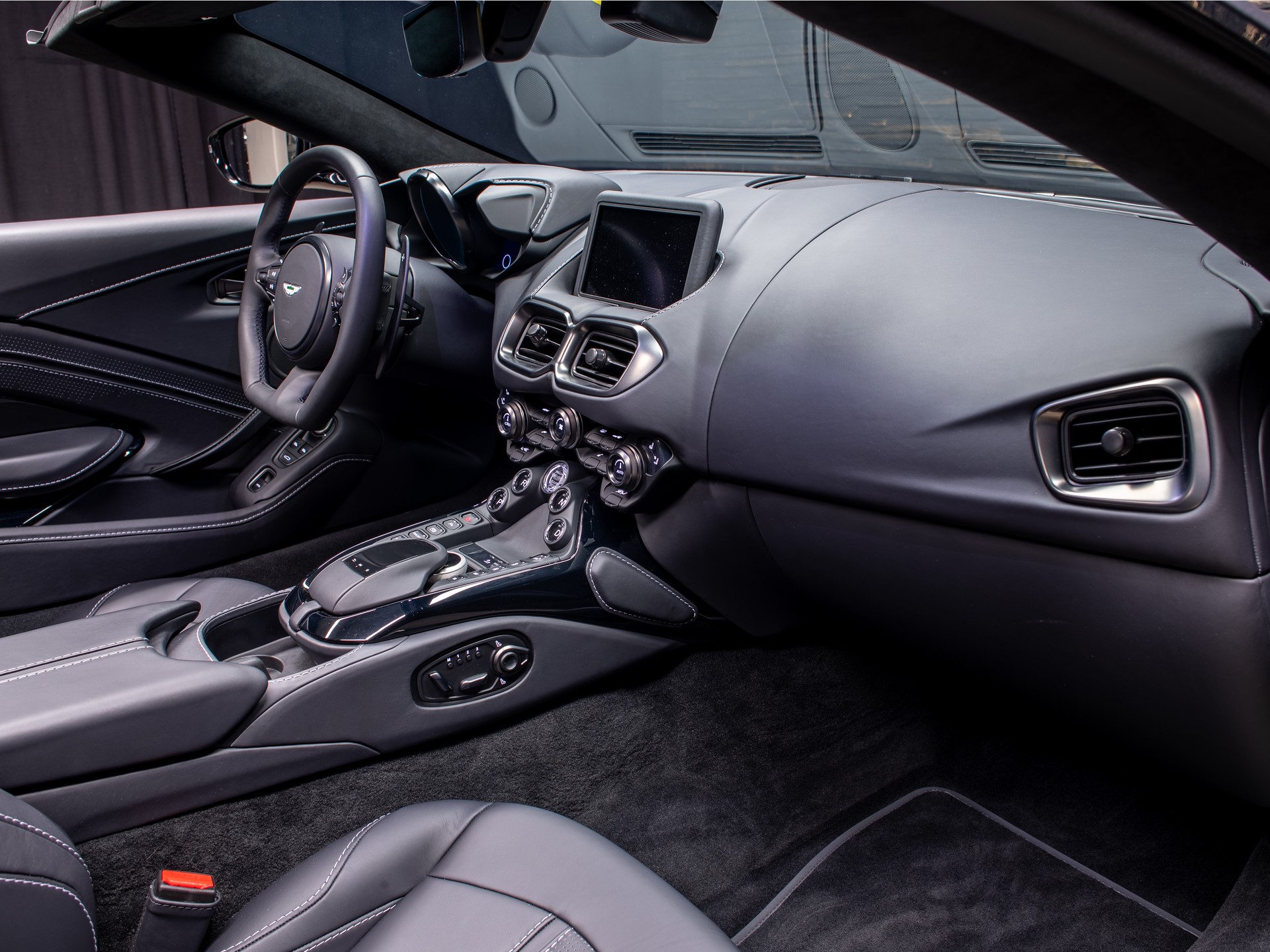 ASTON MARTIN V8 Vantage 4.0 Roadster-image-9