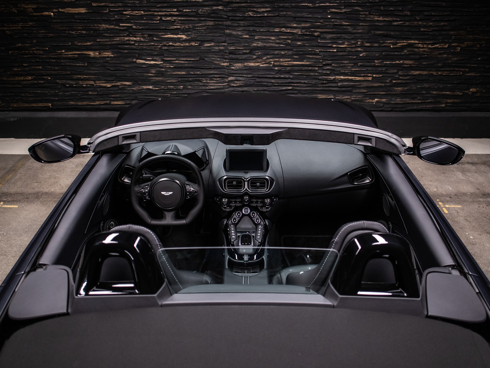 ASTON MARTIN V8 Vantage 4.0 Roadster-image-16