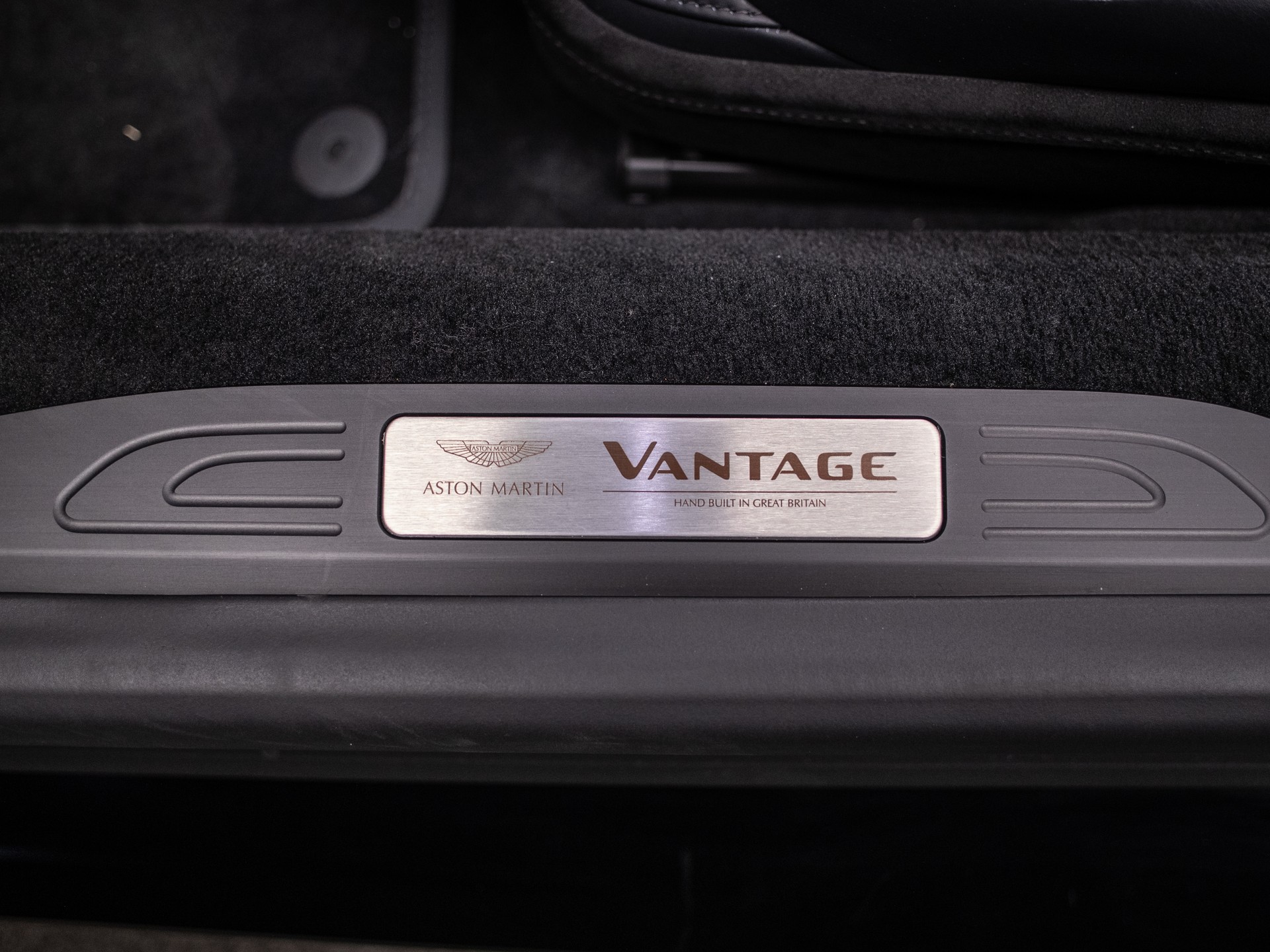 ASTON MARTIN V8 Vantage 4.0 Roadster-image-10
