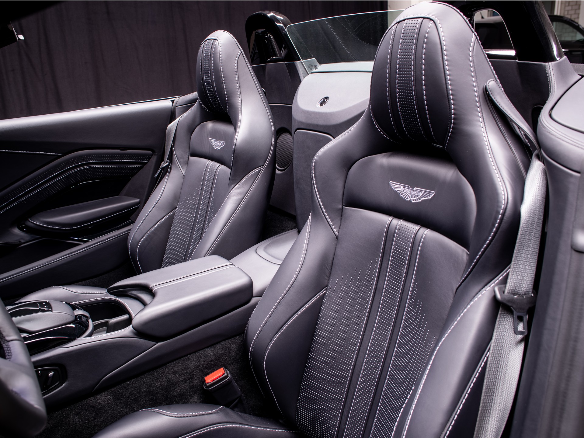 ASTON MARTIN V8 Vantage 4.0 Roadster-image-8