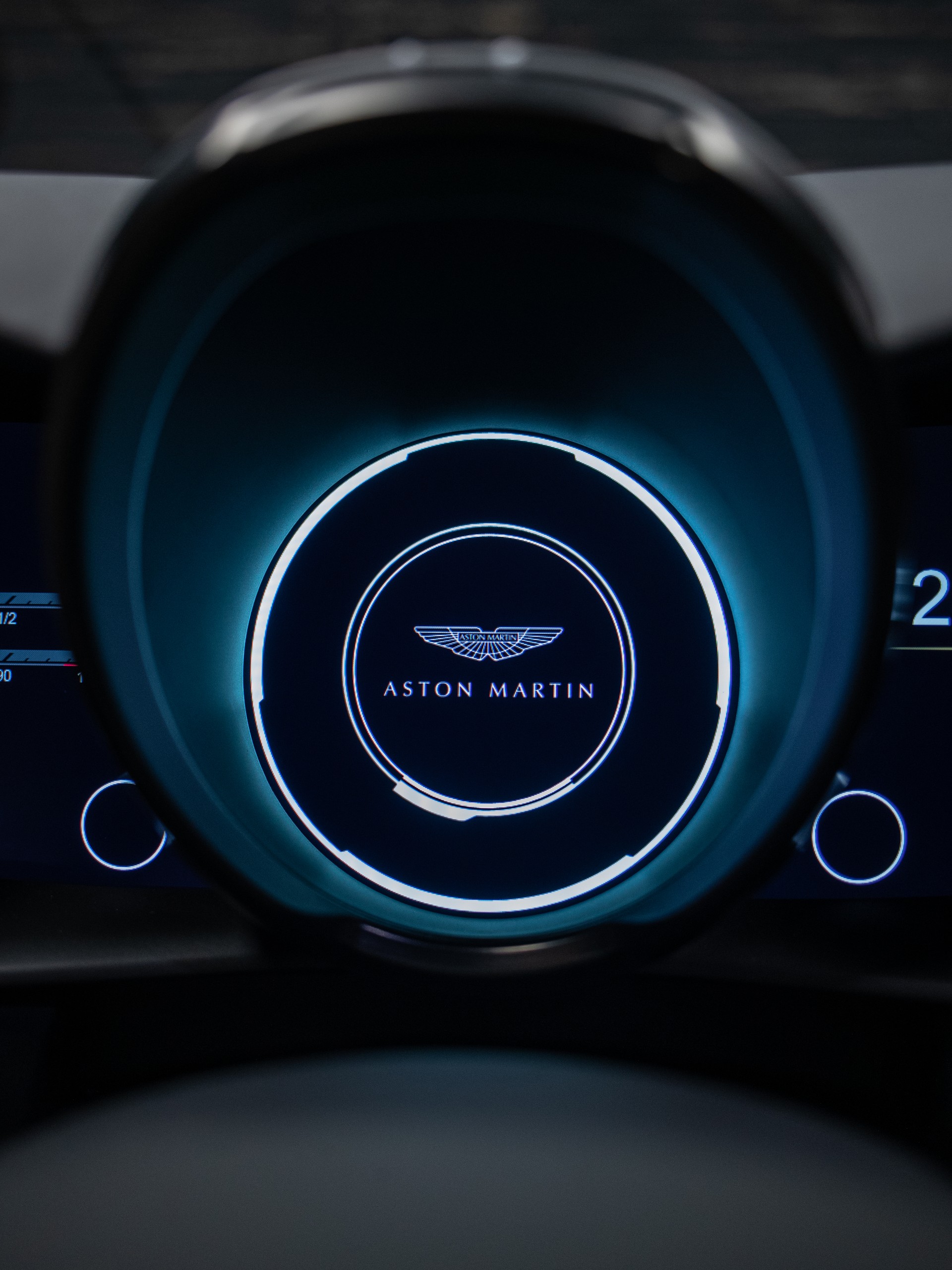 ASTON MARTIN V8 Vantage 4.0 Roadster-image-18