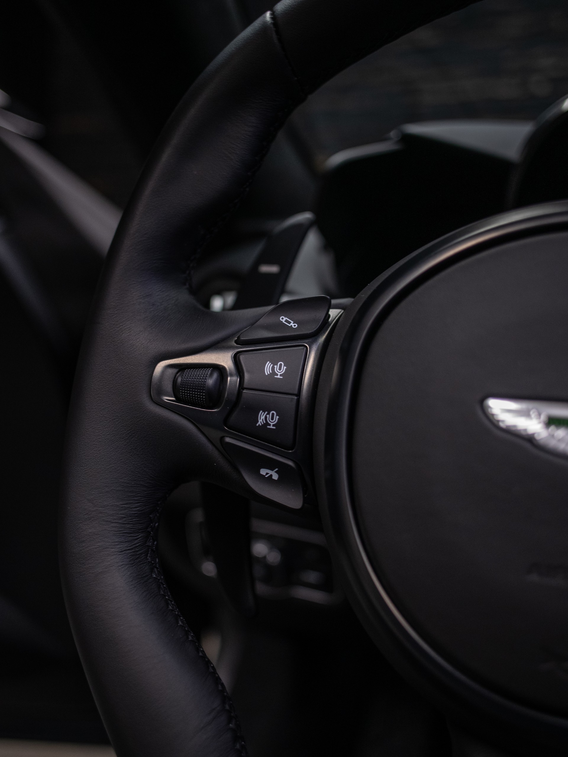 ASTON MARTIN V8 Vantage 4.0 Roadster-image-26