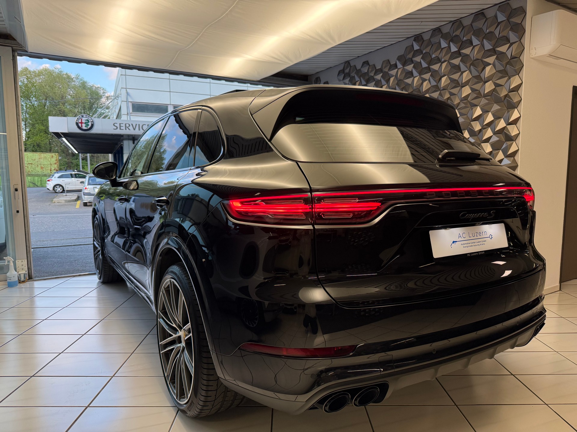 PORSCHE Cayenne S-showroom-element-1