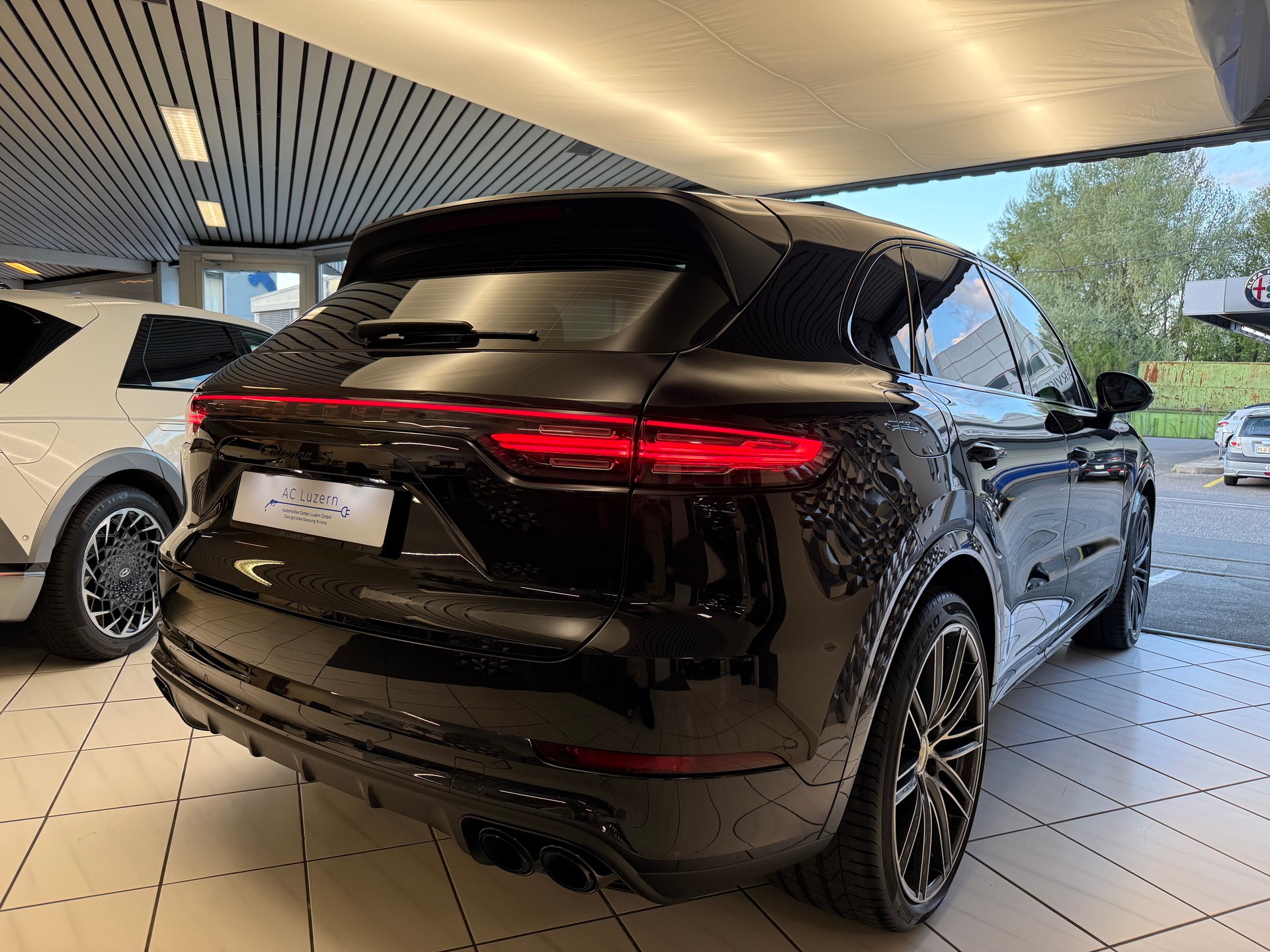 PORSCHE Cayenne S-showroom-element-2